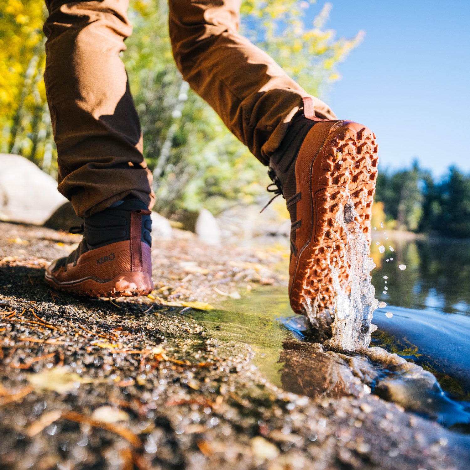 Xero Shoes Scrambler Trail Mid WP Herren Barfußschuhe in Java Brown, wasserdichte Wanderschuhe am Fuß getragen im Onlineshop