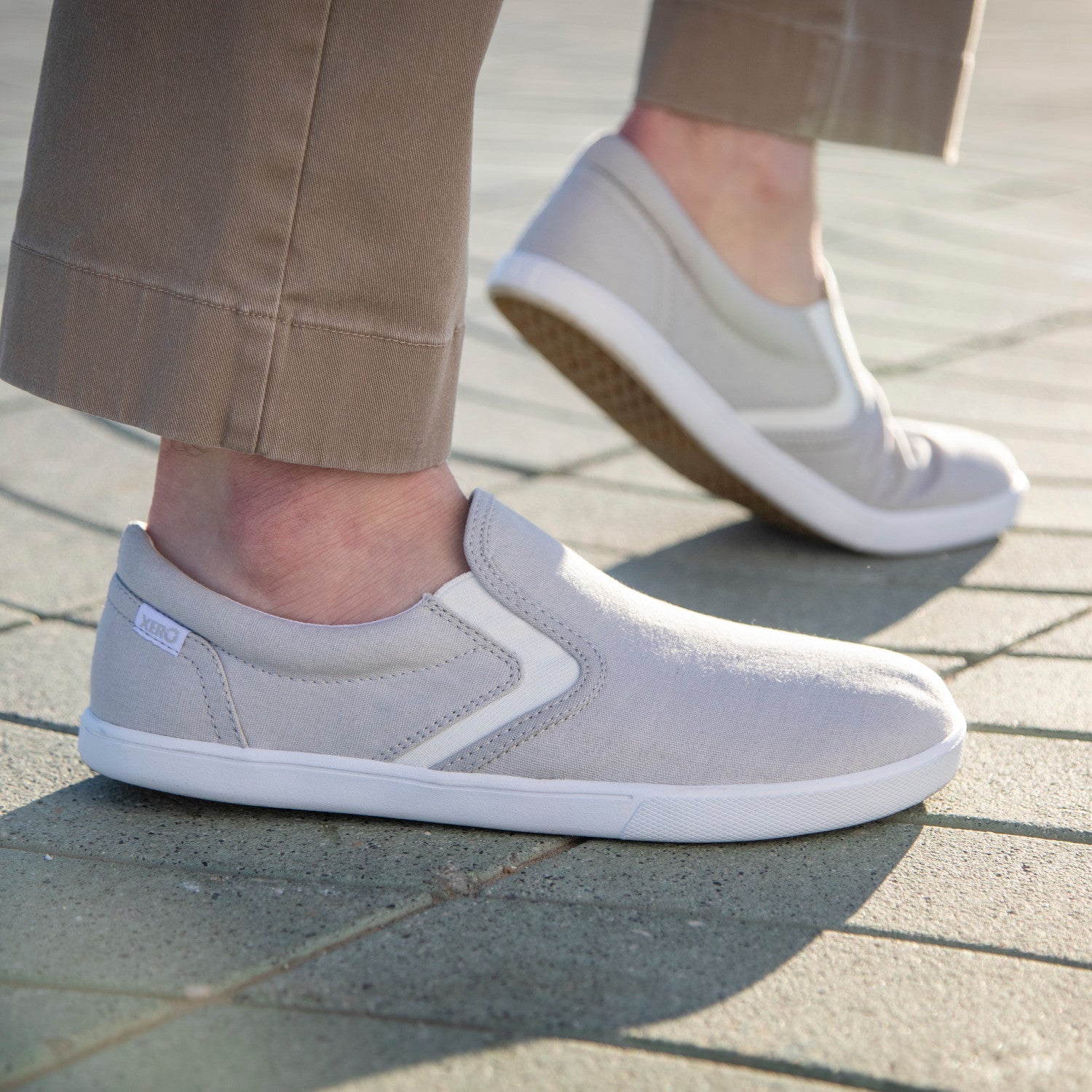 Xero Shoes Dillon Canvas Slip-On Barfußschuhe für Herren in Lunar Rock, gezeigt im Alltagseinsatz, bequem und ideal für jede Gelegenheit. Erhältlich in unserem Onlineshop für Barfußschuhe.