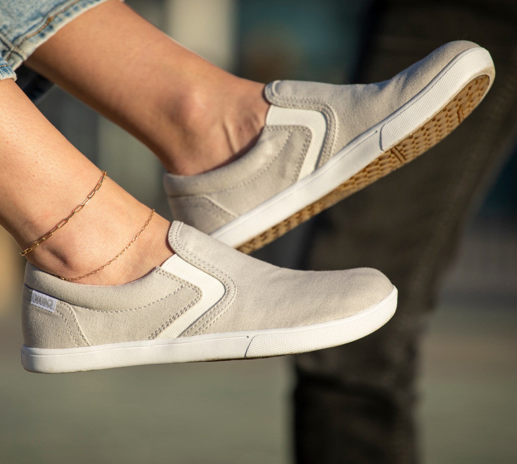 Xero Shoes Dillon Canvas Slip-On Barfußschuhe für Damen in Lunar Rock, gezeigt im Alltagseinsatz, bequem und perfekt für jede Gelegenheit. Erhältlich in unserem Onlineshop für Barfußschuhe.