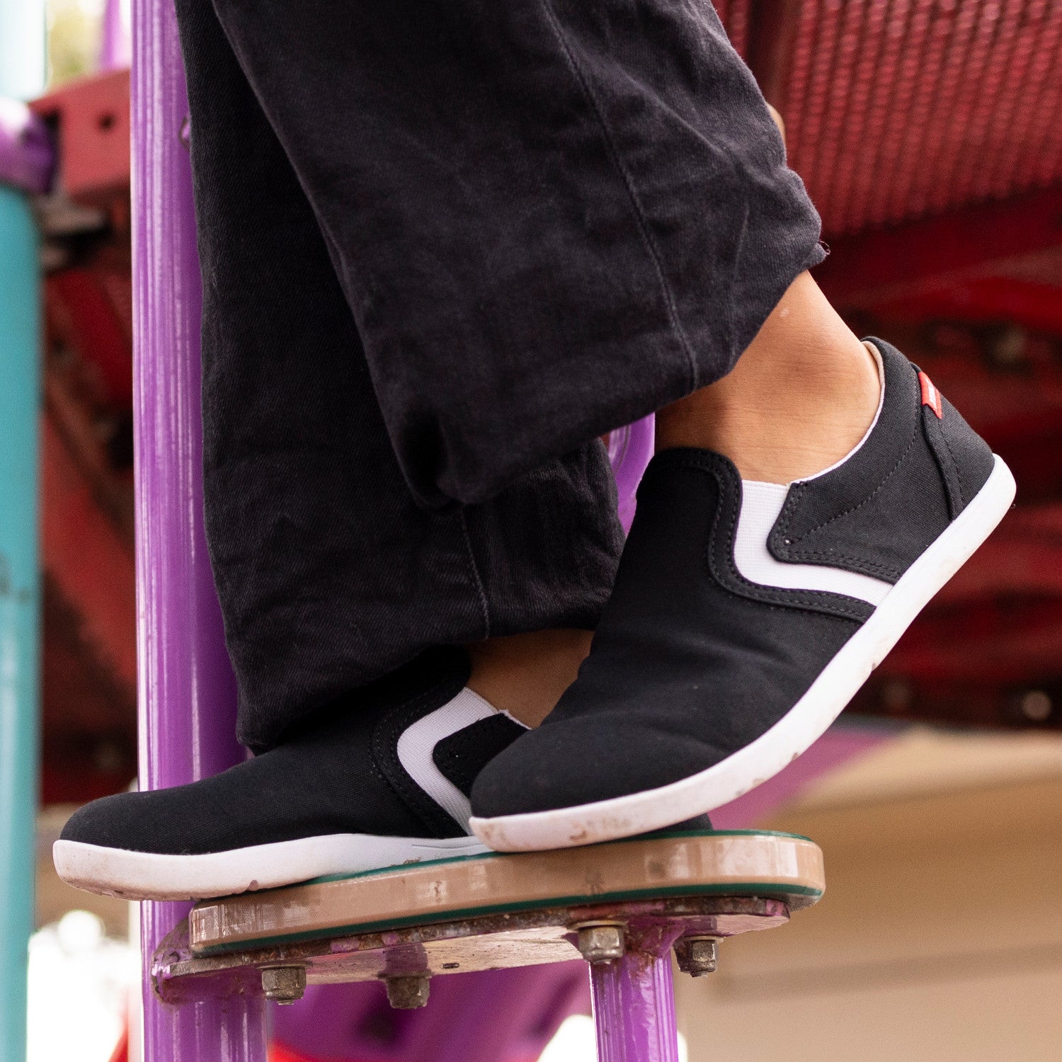 Xero Shoes Dillon Canvas Slip-On Kinder Barfußschuhe in Schwarz als Sneaker am Fuß im Onlineshop für Barfußschuhe