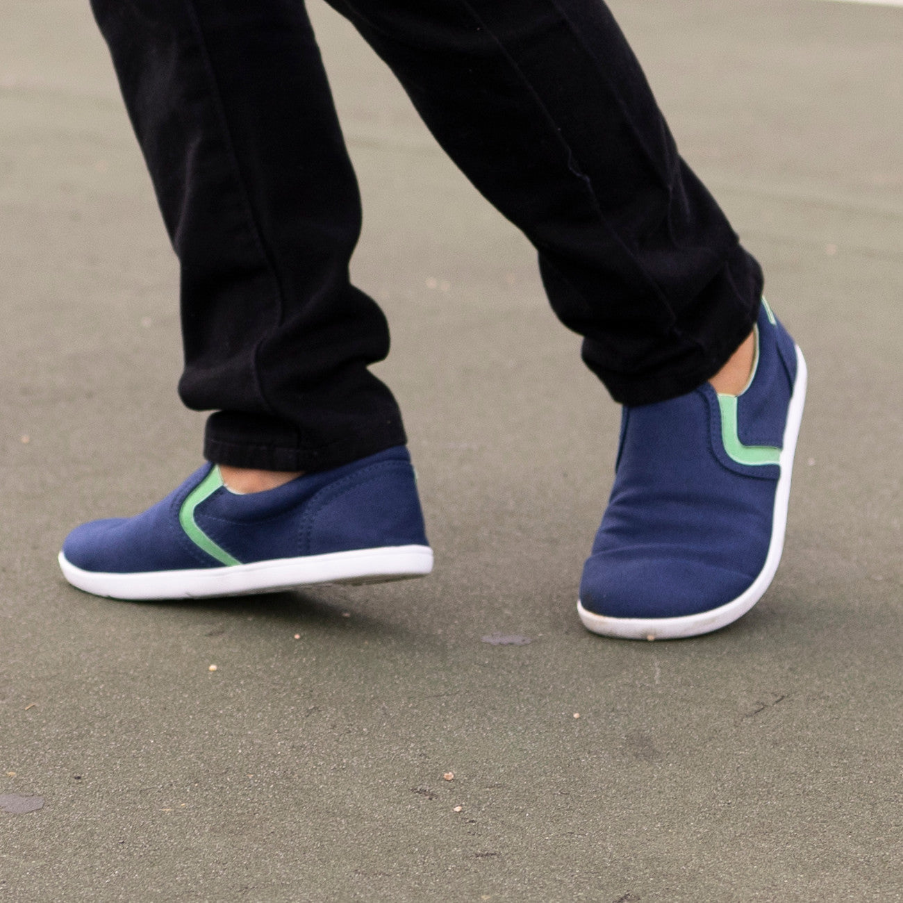 Xero Shoes Dillon Canvas Slip-On Kinder Barfußschuhe in Insignia Blue als Sneaker am Fuß im Onlineshop für Barfußschuhe