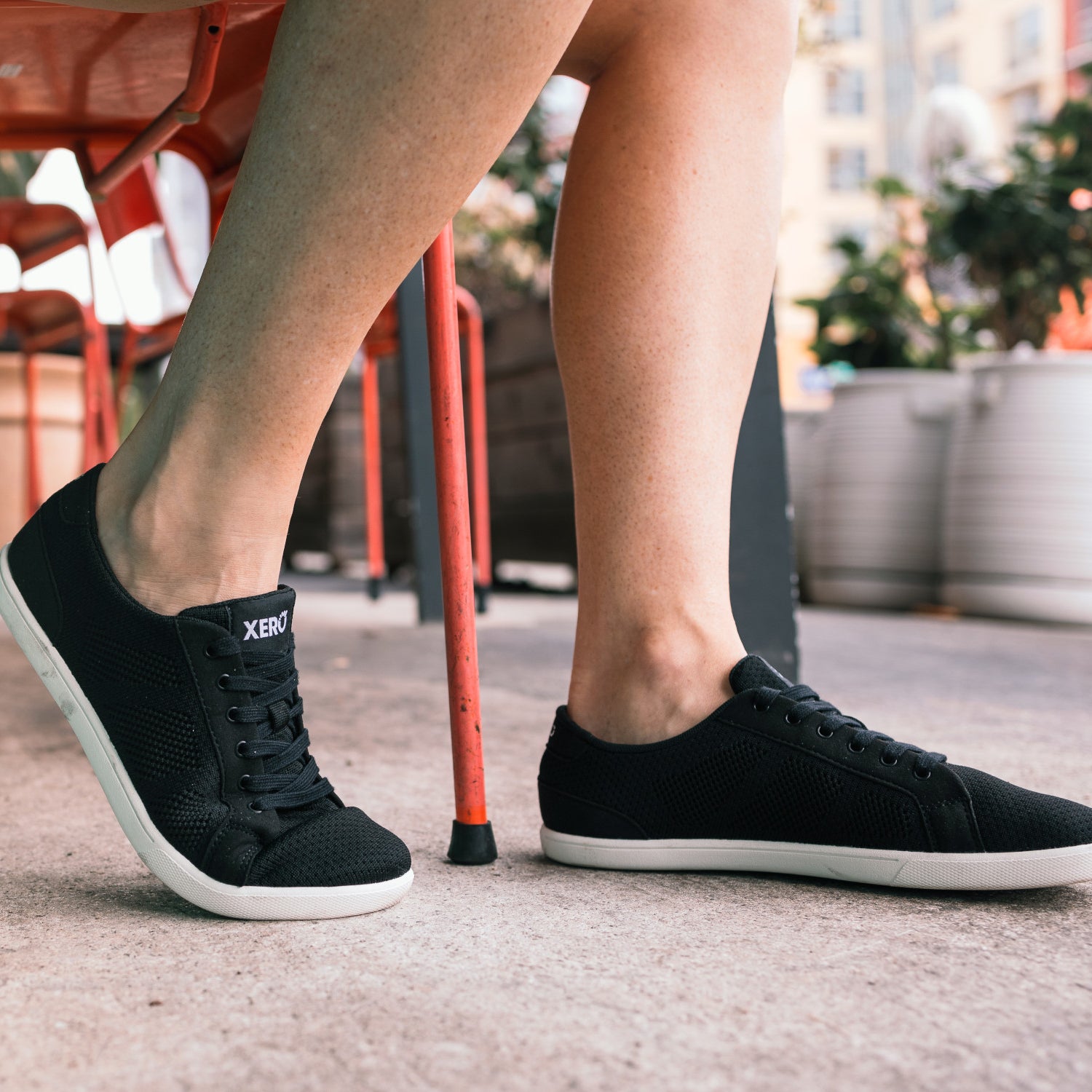 Xero Shoes Dillon Barfußschuhe für Damen in Schwarz, gezeigt im Alltagseinsatz, bequem und ideal für jede Gelegenheit. Erhältlich in unserem Onlineshop für Barfußschuhe.