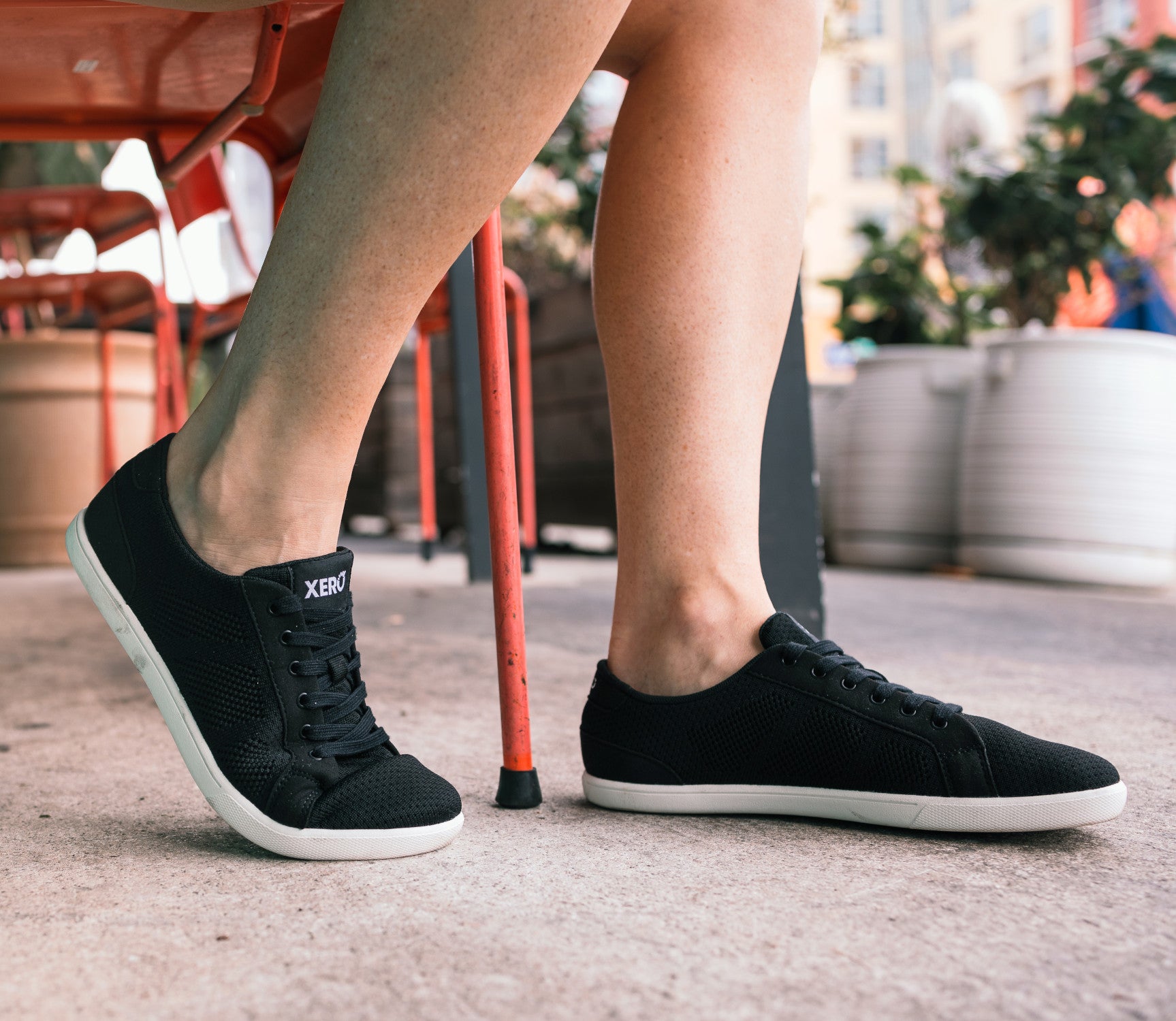 Xero Shoes Dillon Barfußschuhe für Damen in Schwarz, gezeigt im Alltagseinsatz, bequem und ideal für jede Gelegenheit. Erhältlich in unserem Onlineshop für Barfußschuhe.