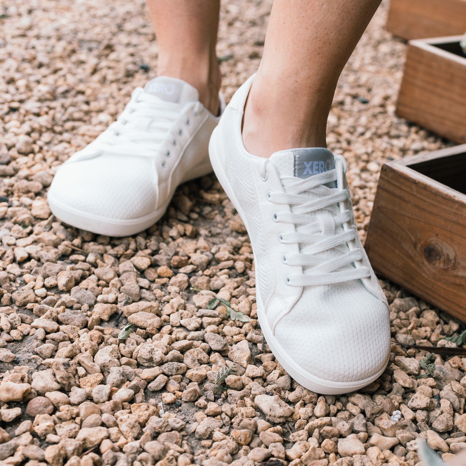 Xero Shoes Dillon Barfußschuhe für Damen in Weiß, gezeigt im Alltagseinsatz, bequem und ideal für jede Gelegenheit. Erhältlich in unserem Onlineshop für Barfußschuhe.