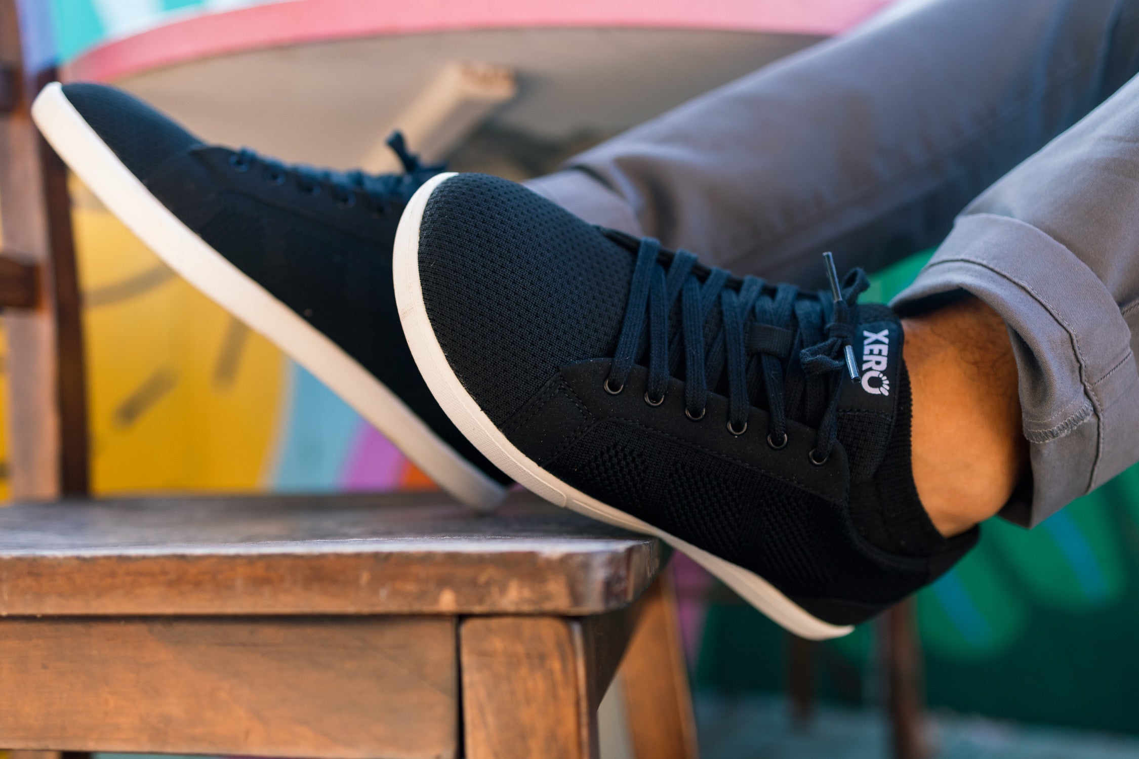 Xero Shoes Dillon Barfußschuhe für Herren in Schwarz, gezeigt im Alltagseinsatz, bieten Flexibilität und maximalen Komfort für natürliche Bewegungen. Erhältlich in unserem Onlineshop für Barfußschuhe.