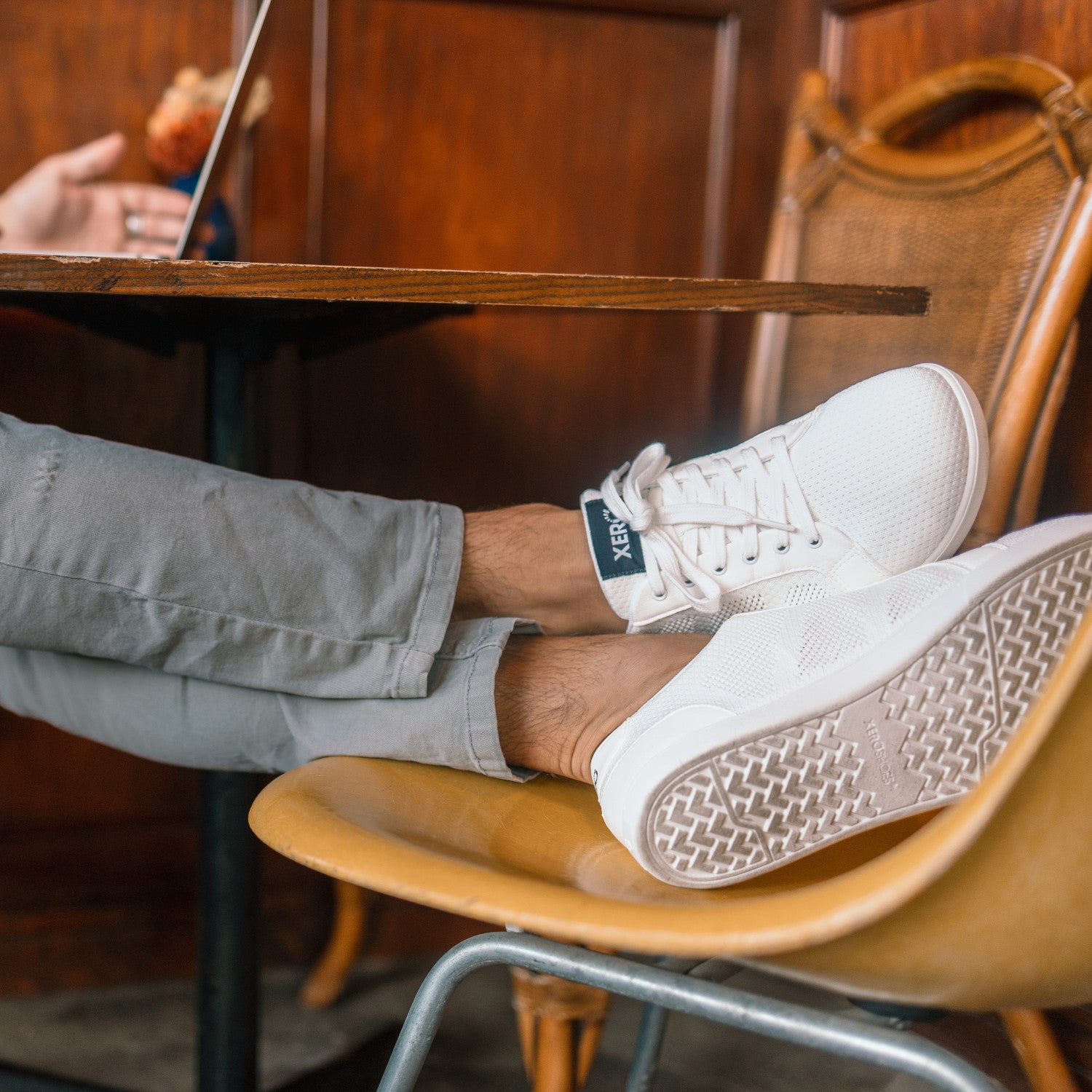 Xero Shoes Dillon Barfußschuhe für Herren in Weiß, im Einsatz gezeigt, bieten Flexibilität und höchsten Komfort für natürliche Bewegungen. Ideal für den aktiven Alltag und langanhaltenden Tragekomfort. Erhältlich in unserem Onlineshop für Barfußschuhe.