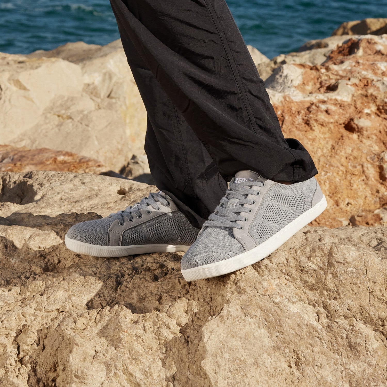 Xero Shoes Dillon Barfußschuhe für Herren in Alloy, gezeigt im Alltagseinsatz, bieten außergewöhnlichen Komfort und Flexibilität für jeden Schritt. Erhältlich in unserem Onlineshop für Barfußschuhe.