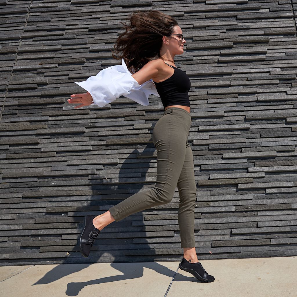 Frau in schwarzen Barfußschuhen für Damen beim Spaziergang