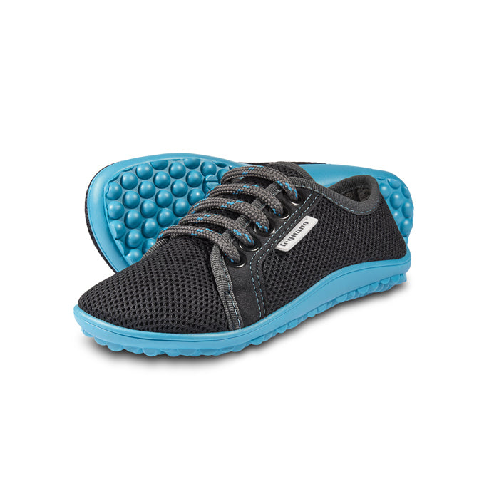 Leguanito Aktiv Barfußschuhe für Kinder von Leguano in Anthrazit mit blauer Sohle – Sockenschuhe, erhältlich im Barfusswelten.de Barfußschuhe Onlineshop