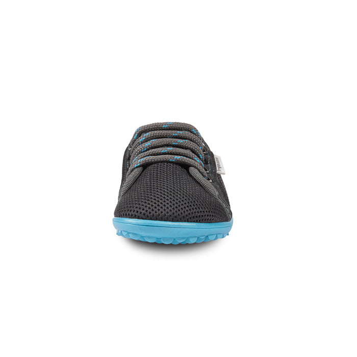 Leguanito Aktiv Barfußschuhe für Kinder von Leguano in Anthrazit mit blauer Sohle – Vorderansicht, erhältlich im Barfusswelten.de Barfußschuhe Onlineshop