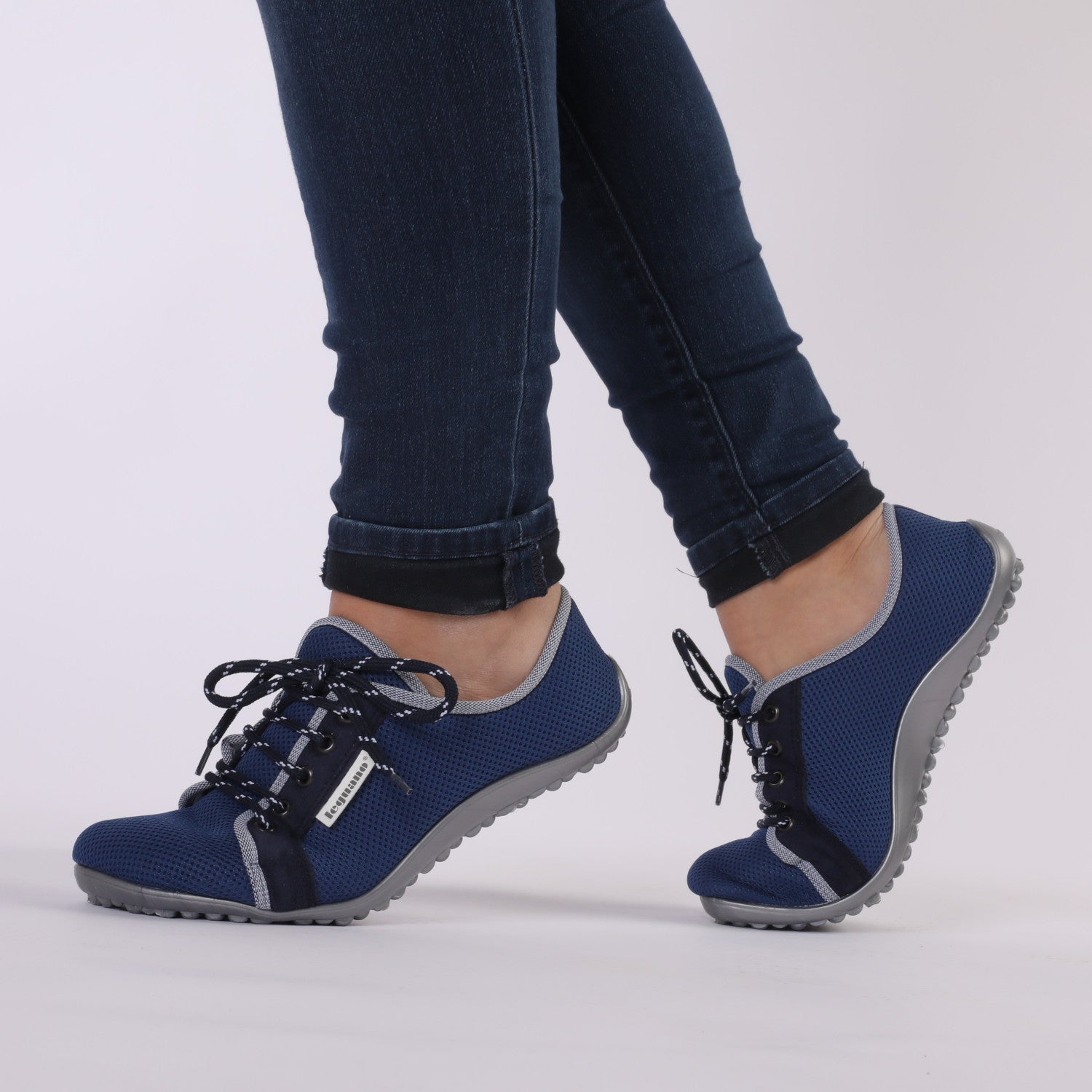 leguanito aktiv plus blau Leguano Barfußschuhe für Kinder – Sockenschuhe, getragen von einem Kind während des Spiels, erhältlich im barfusswelten.de Barfußschuhe Onlineshop