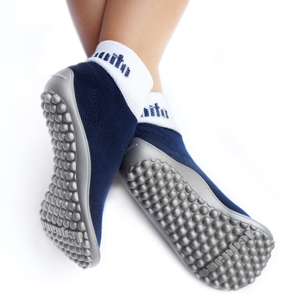 Leguanito Barfußschuhe für Kinder von Leguano in Blau – Sockenschuhe, Unteransicht mit Träger, erhältlich im Barfusswelten.de Barfußschuhe Onlineshop