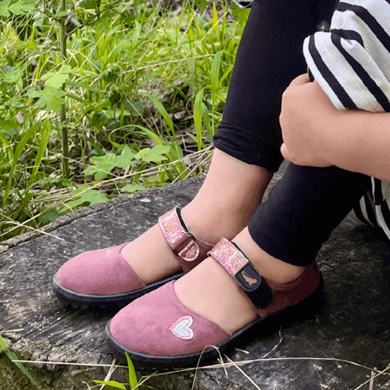 Leguanito Jarina Sandalen Kinder rot mit Glitzer als Barfußschuhe im Onlineshop, am Fuß getragen und perfekt für kleine Kinderfüße