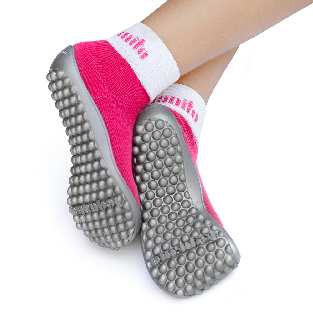 Leguanito Barfußschuhe für Kinder von Leguano in Pink – Sockenschuhe, Unteransicht, getragen von einem Kind, erhältlich im Barfusswelten.de Barfußschuhe Onlineshop
