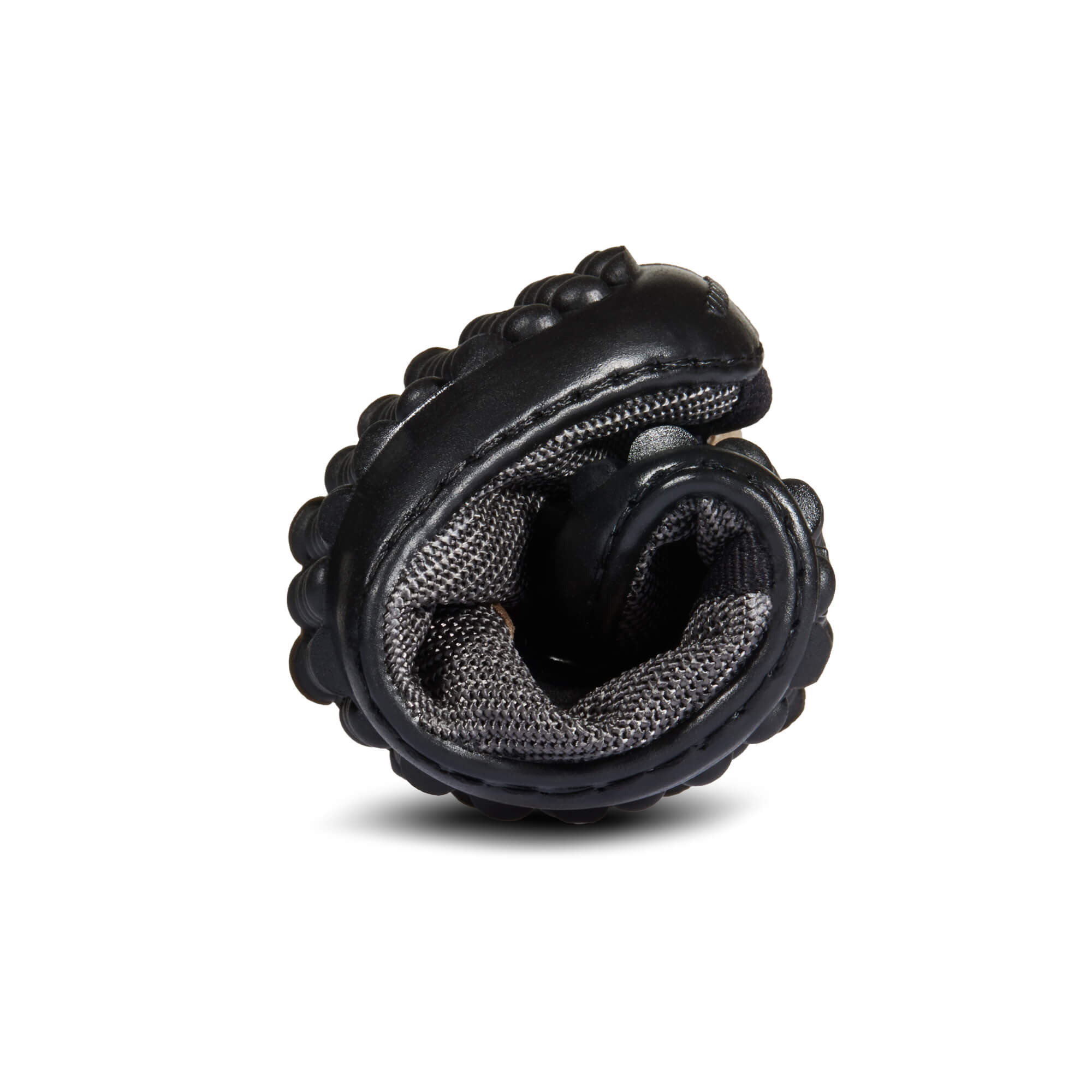 Leguanito Scippo Forester Klett Kinder Barfußschuhe, wasserabweisend, gerollt. Der Schuh ist in einer kompakten, eingerollten Form zu sehen, was die extreme Flexibilität und Leichtigkeit des Materials verdeutlicht. Ideal für Kinderfüße, die viel Bewegungsfreiheit brauchen.