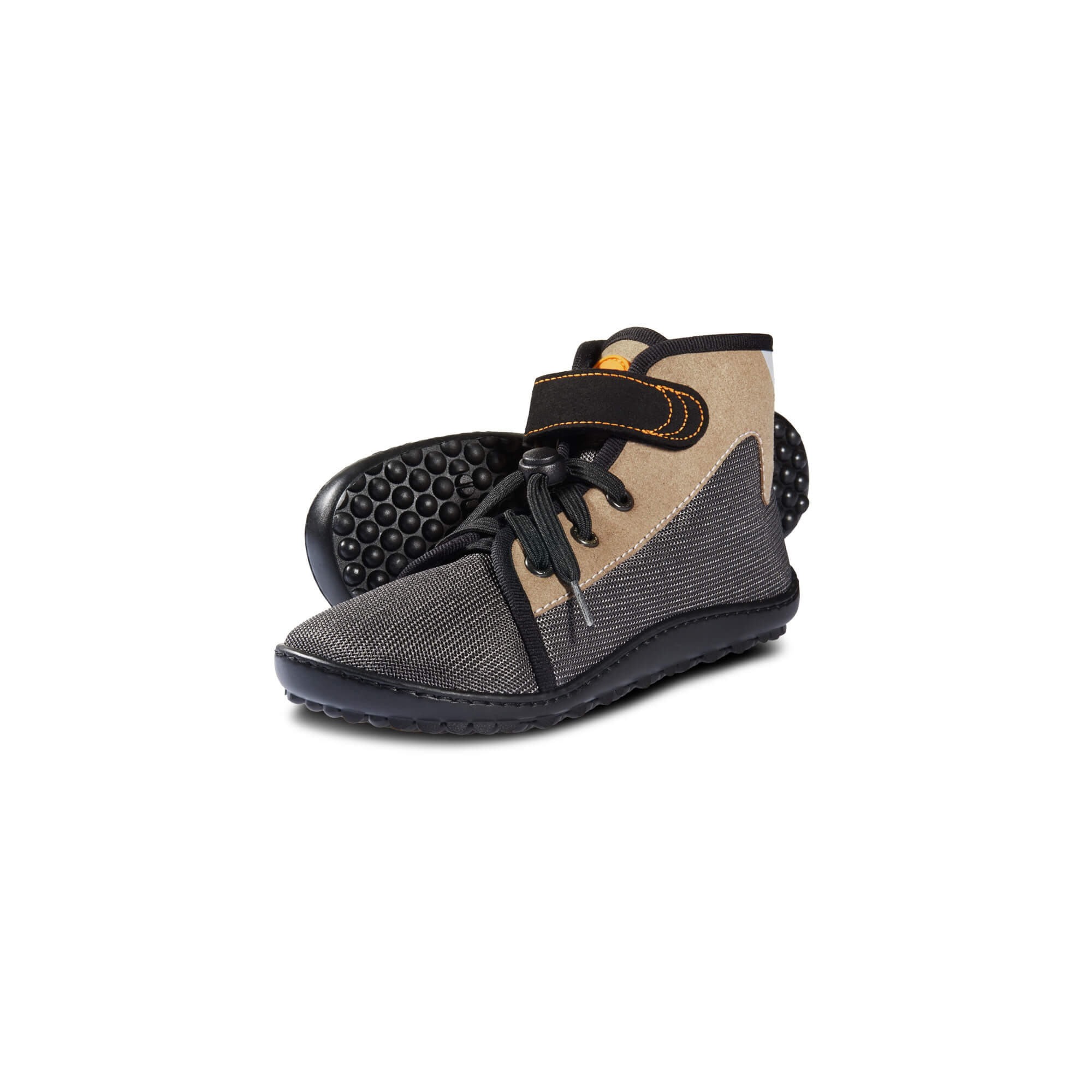 Leguanito Scippo Forester Schnürung Kinder Barfußschuhe, wasserabweisend. Diese Barfußschuhe sind perfekt für kleine Entdecker, die auch bei feuchtem Wetter draußen spielen möchten. Mit einer stabilen Schnürung und einem robusten, wasserabweisenden Material bieten sie optimalen Schutz und Komfort für die Füße. Ideal für Abenteuer in der Natur!