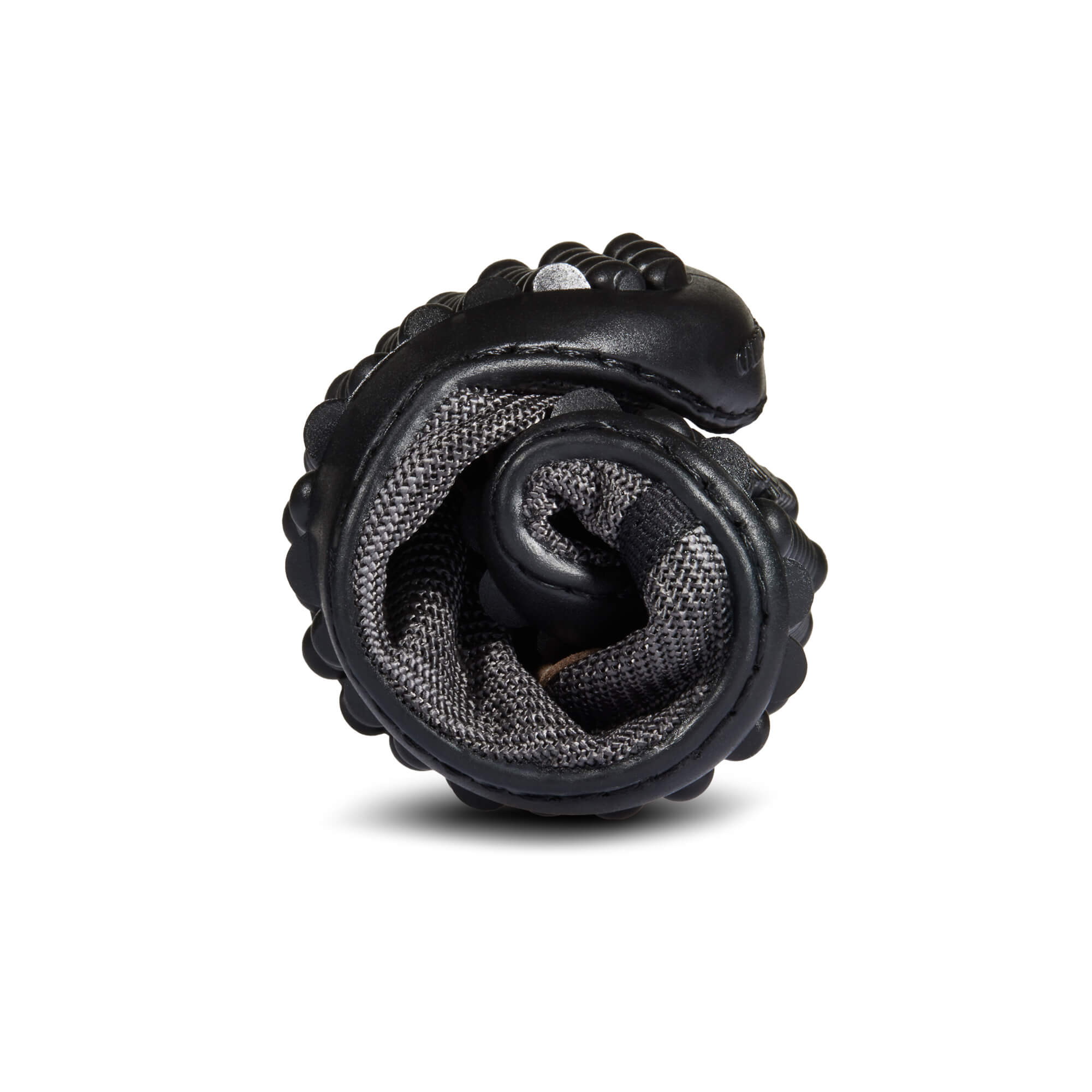 Die Leguanito Scippo Forester Schnürung Kinder Barfußschuhe, wasserabweisend, während sie auf einer glatten Oberfläche rollen. Diese Schuhe bieten nicht nur Schutz vor Wasser, sondern ermöglichen auch ein natürliches Laufgefühl. Die flexible Sohle unterstützt die Bewegungen der Kinder und fördert eine gesunde Fußentwicklung. Ideal für Abenteuer im Freien!