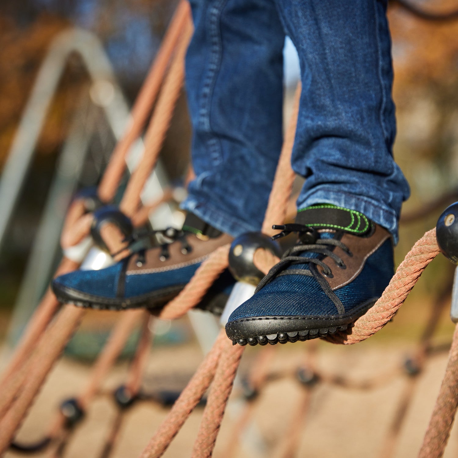 Leguanito Scippo Schnürung Kinder Barfußschuhe in wasserabweisender Ausführung – In dieser Lifestyle-Ansicht zeigen die Schuhe, wie sie beim Spielen und Herumtollen im Freien getragen werden. Das wasserabweisende Material sorgt dafür, dass die Füße bei feuchtem Wetter trocken bleiben, während die flexible Schnürung für einen optimalen Sitz sorgt. Ideal für aktive Kinder, die die Natur erkunden möchten! Verfügbar bei barfusswelten.de.
