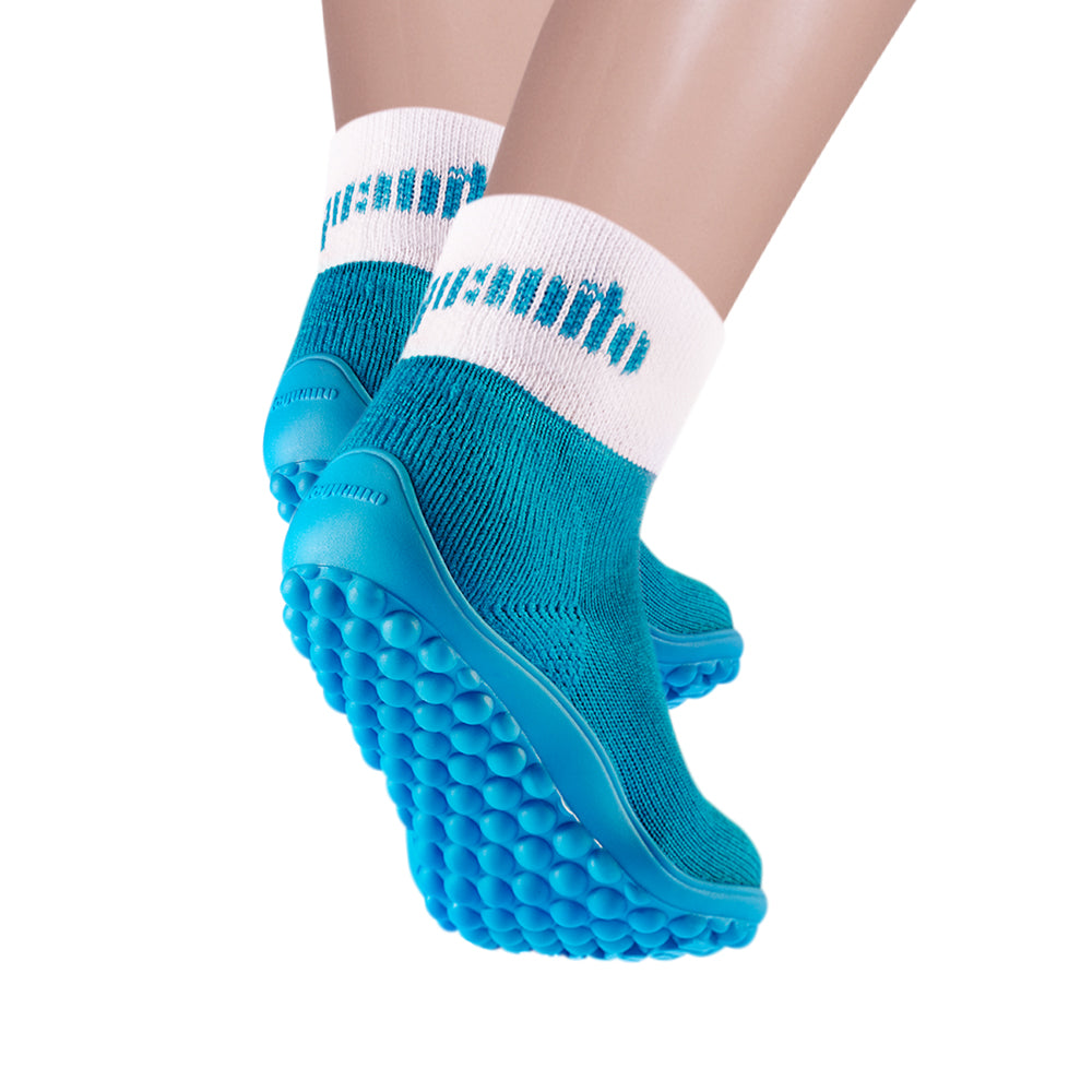 Leguanito Barfußschuhe für Kinder von Leguano in Türkis – Sockenschuhe, Unter- und Rückansicht, getragen von einem Kind, erhältlich im Barfusswelten.de Barfußschuhe Onlineshop