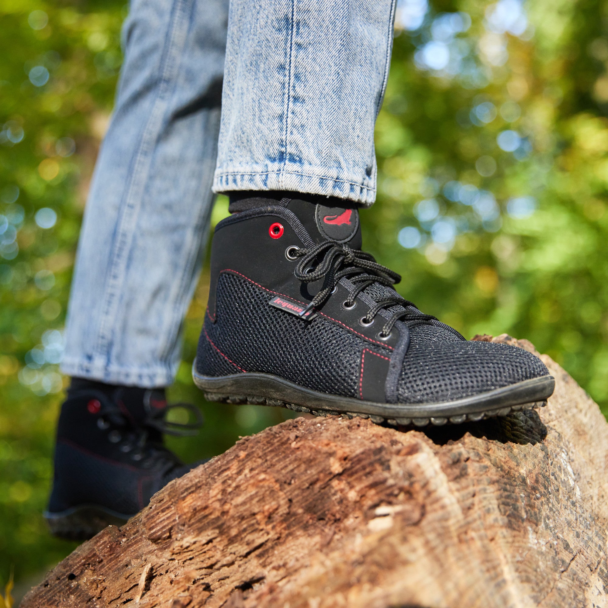 Leguano Aktiv Alasco Schwarz Barfußschuhe, getragen von einer Person im Onlineshop für Barfußschuhe. Diese warmen und stilvollen Winterschuhe bieten optimalen Komfort und unterstützen die natürliche Fußbewegung, ideal für aktive Tage in der kalten Jahreszeit.