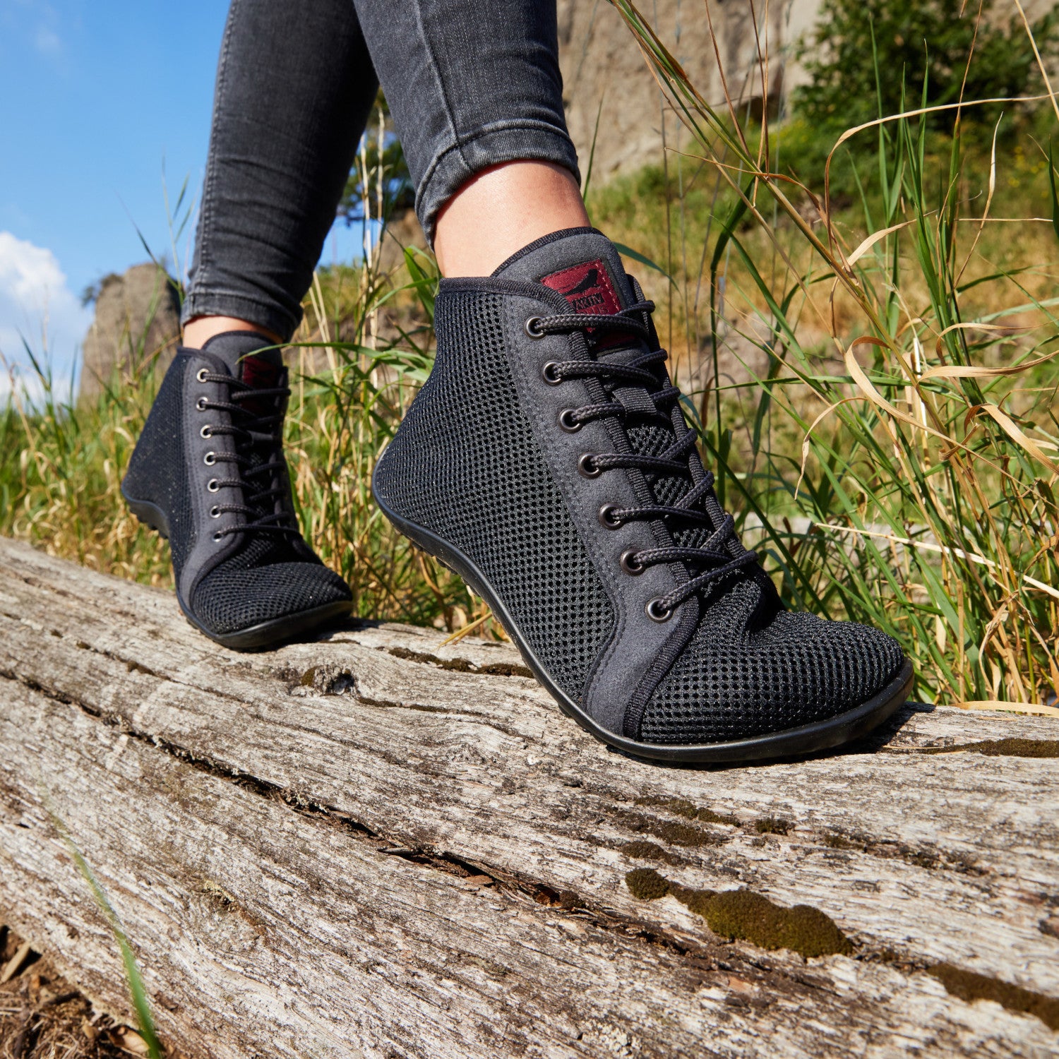 Leguano Aktiv Plus Barfußschuhe, getragen von einer Person im Onlineshop für Barfußschuhe. Diese komfortablen Übergangsschuhe für Herbst und Frühling bieten optimale Flexibilität und Unterstützung der natürlichen Fußbewegung, perfekt für aktive Tage bei wechselhaftem Wetter.