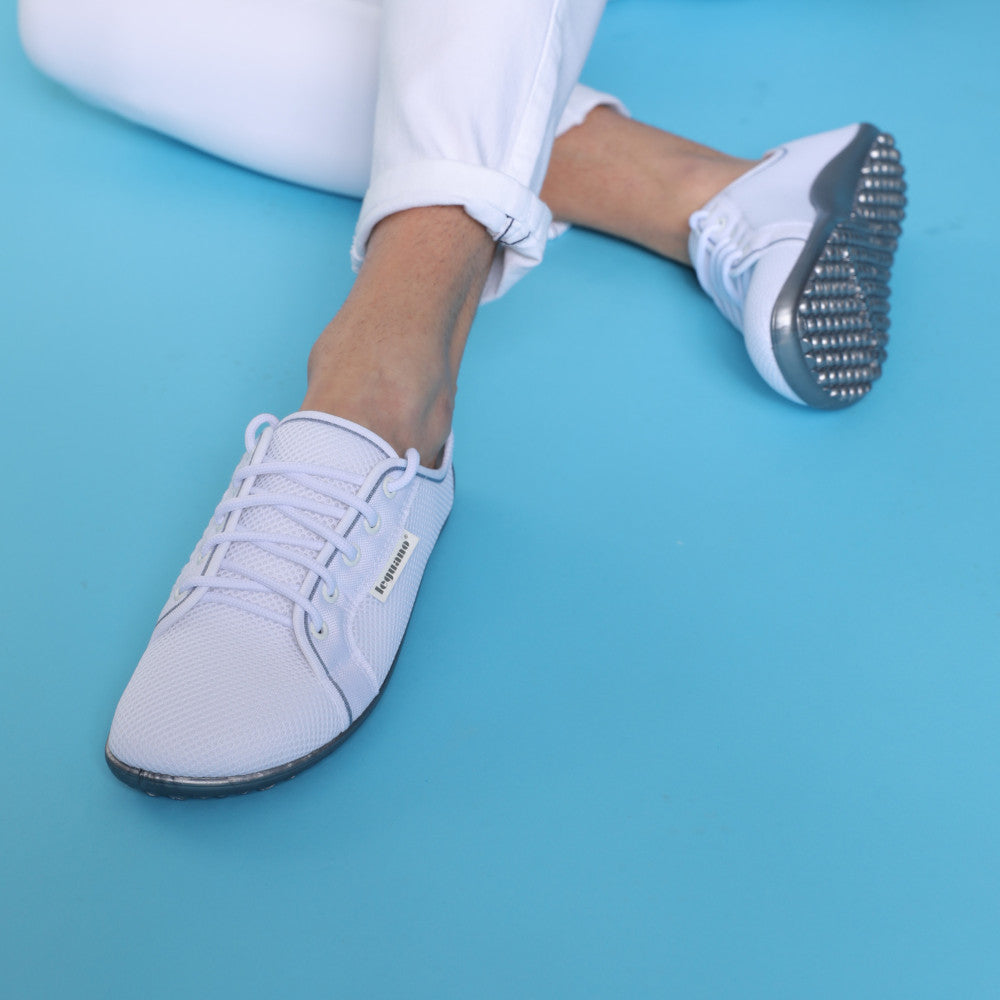 Leguano Aktiv Polarweiss Barfußschuhe, getragen von einer Person im Onlineshop für Barfußschuhe. Diese eleganten und bequemen Schuhe bieten hervorragenden Komfort und unterstützen die natürliche Fußbewegung im Alltag.