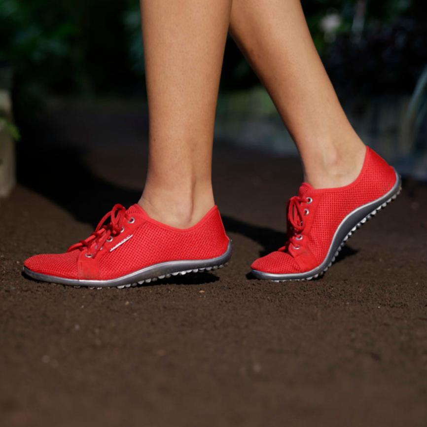 Leguano Aktiv Rot Barfußschuhe Sneaker für Damen und Herren, getragen von einer Person im Onlineshop für Barfußschuhe. Diese auffälligen und bequemen Schuhe bieten hervorragenden Komfort und unterstützen die natürliche Fußbewegung für ein angenehmes Laufgefühl im Alltag.