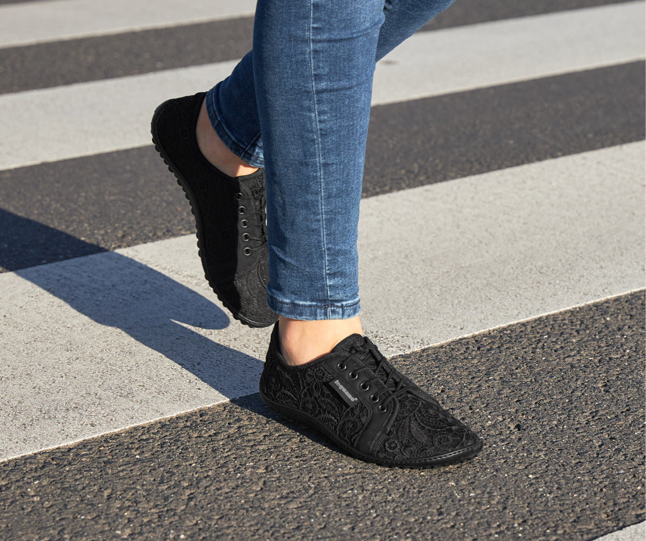 leguano Amalfi Nero schwarz festliche Barfußschuhe am Fuß bei Hochzeit und Feier, stilvoll präsentiert im Onlineshop für Barfußschuhe