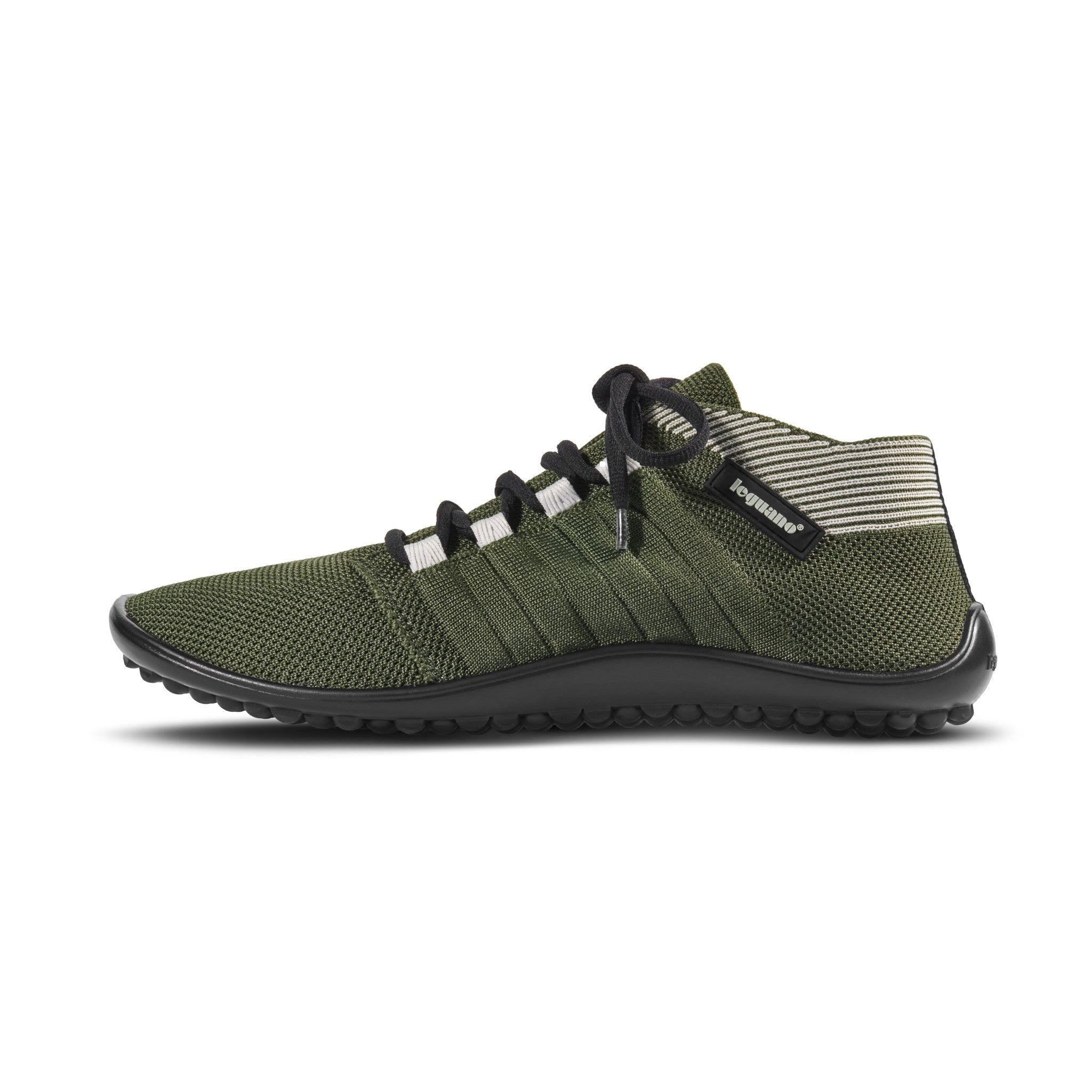 Leguano Beat Barfußschuhe Sneaker in Olive Green, linke Seitenansicht. Diese flexiblen Schuhe bieten hervorragenden Tragekomfort und sind perfekt für den Alltag. Ideal erhältlich im Onlineshop für Barfußschuhe.