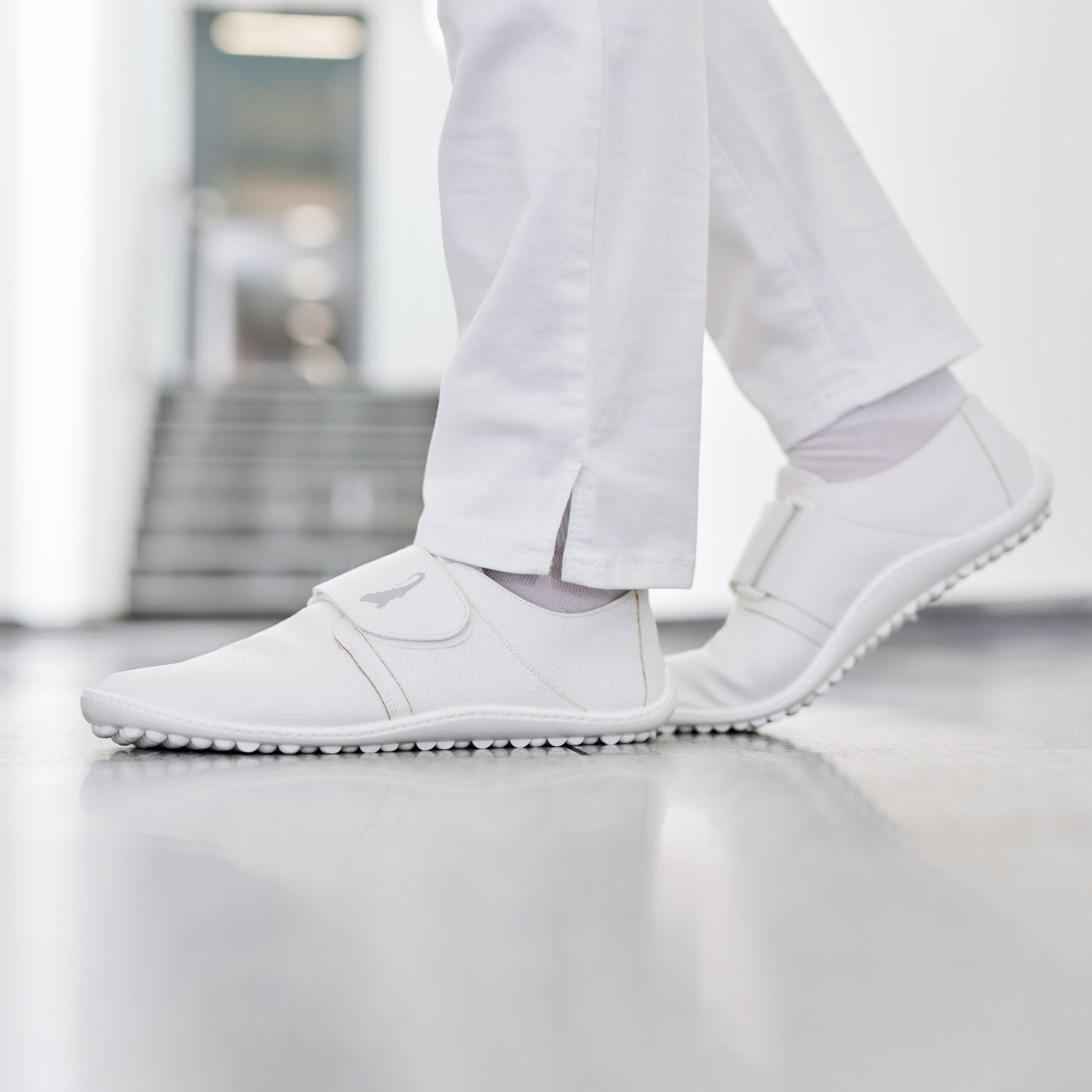 Leguano Care Barfußschuhe in Weiß im Einsatz, perfekt für Pflegeberufe, Ärzte, Apotheken und Krankenhäuser. Jetzt im Onlineshop für Barfußschuhe erhältlich.
