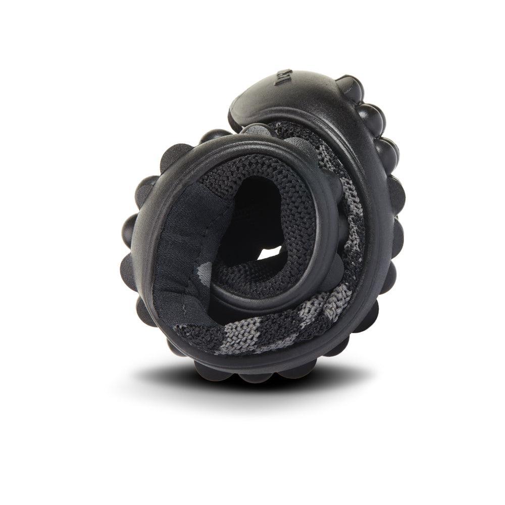 Leguano Chess Barfußschuhe in Pepper, im zusammengerollten Zustand, zeigen die Flexibilität und Leichtigkeit des Materials. Jetzt im Onlineshop für Barfußschuhe erhältlich.