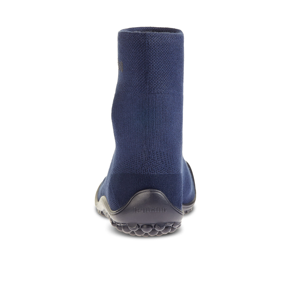Leguano Classic Sockenschuhe in Blau – Rückansicht, die die stylische Silhouette und den hohen Tragekomfort dieser Barfußschuhe zeigt. Ideal für aktive Tage. Jetzt im Onlineshop für Barfußschuhe erhältlich.