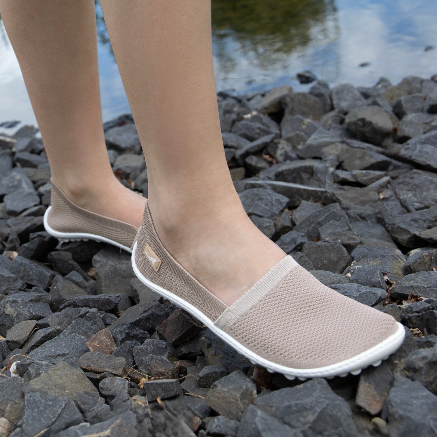 Damen-Barfußschuhe Leguano Flair Sand als Slipper in unserem Onlineshop für Barfußschuhe, am Fuß präsentiert.