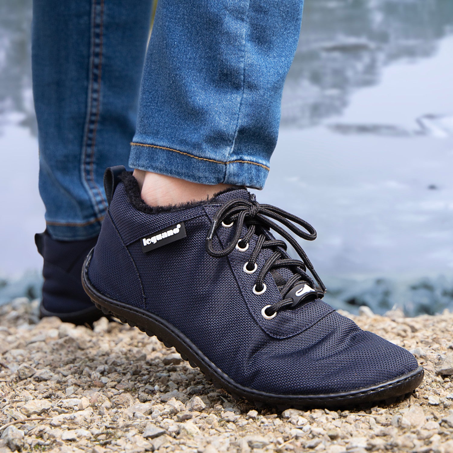 Leguano Galaxo Barfußschuhe in Blau, warme Winterschuhe am Fuß, im Onlineshop für Barfußschuhe präsentiert