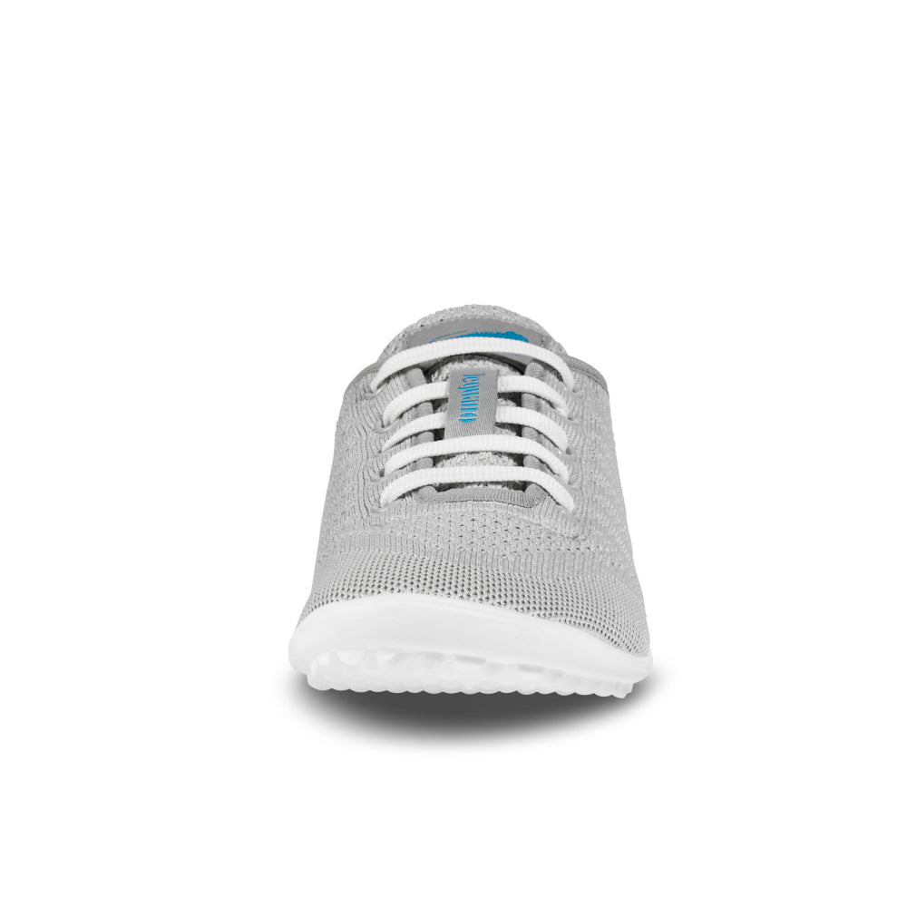Leguano Go Grey Sneaker Barfußschuhe – Vorderansicht, die das moderne Design und die praktischen Eigenschaften dieser Sneaker zeigt. Ideal für alle, die Wert auf Komfort und Gesundheit legen. Jetzt im Onlineshop für Barfußschuhe erhältlich.