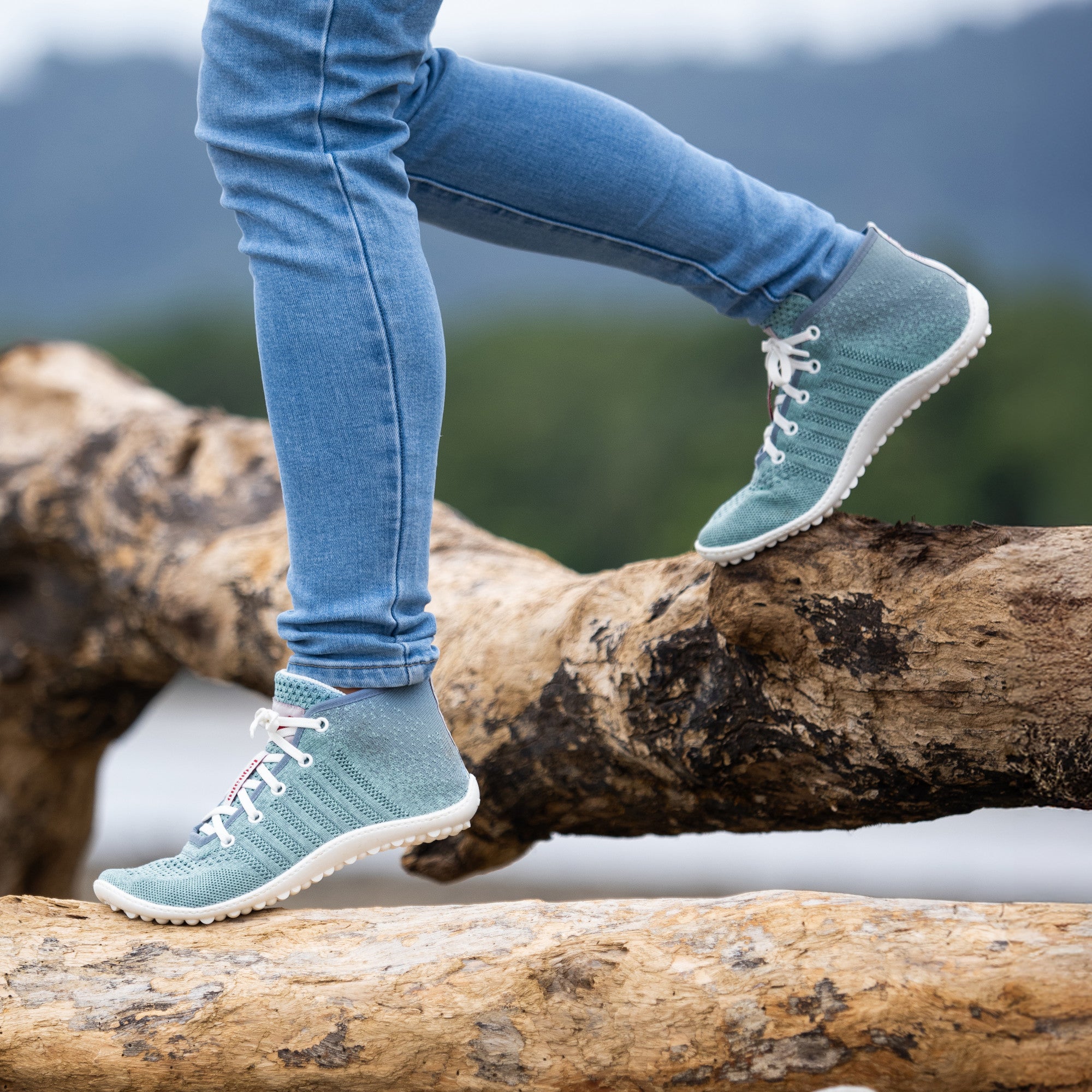 Barfußschuhe Leguano Go Sneaker in Seablue, in Alltagssituation, ideal für Komfort und Stil im Onlineshop für Barfußschuhe.