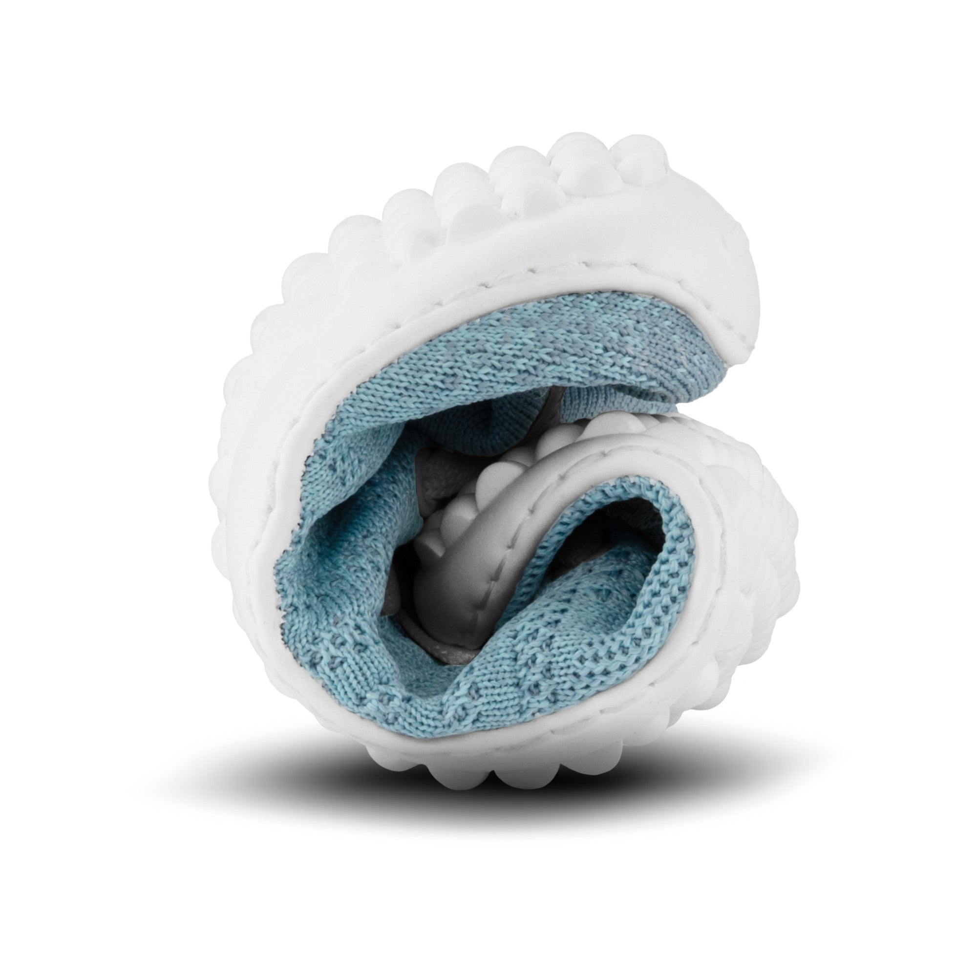 Zusammengerollte Barfußschuhe Leguano Go Sneaker in Seablue, flexibel und platzsparend, erhältlich im Onlineshop für Barfußschuhe.