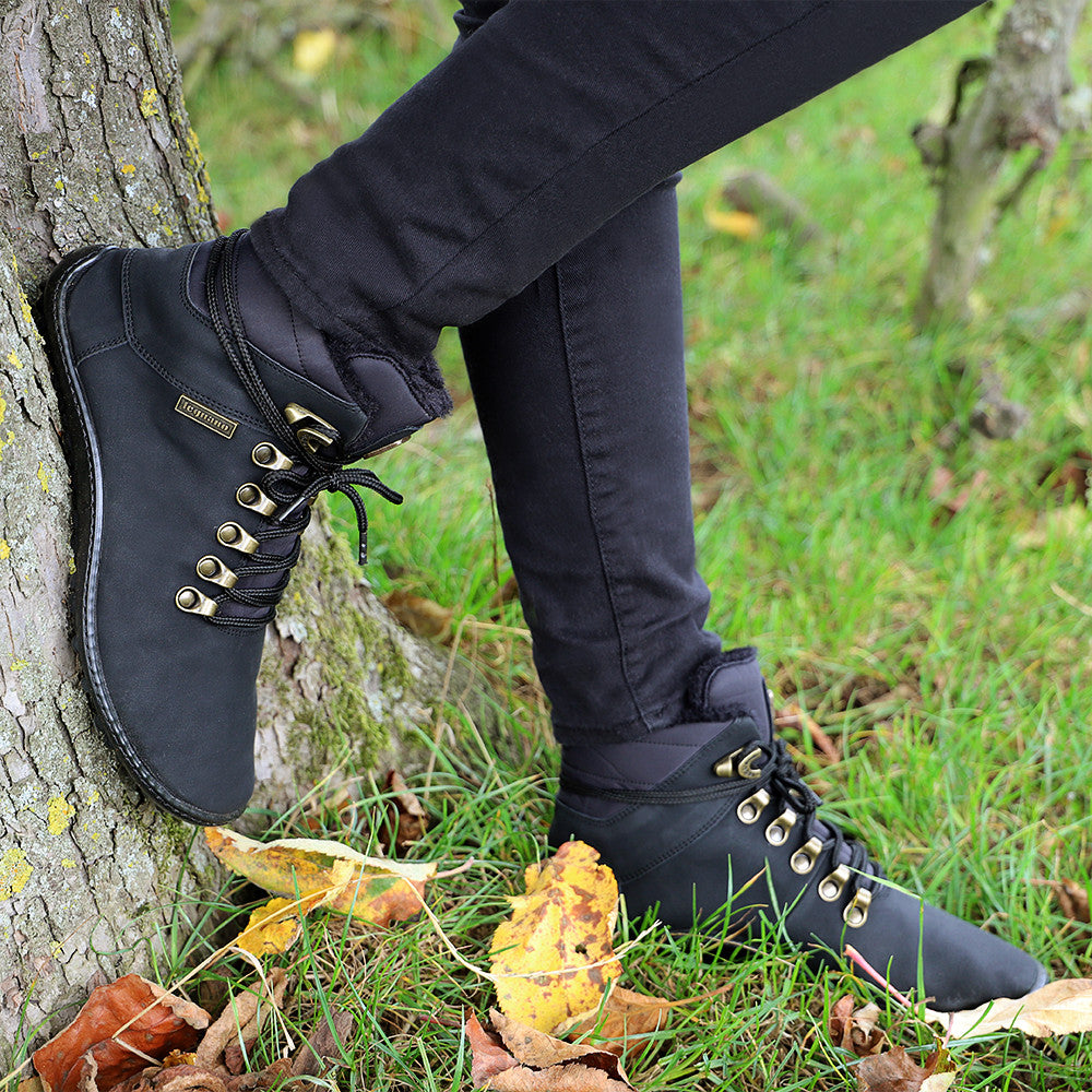 Leguano Husky Schwarz Barfußschuhe – Lebensstil und Komfort vereint. Diese Winterschuhe sind perfekt für kalte Tage, bieten Wärme und Flexibilität. Das schlichte Design passt zu verschiedenen Outfits, während die atmungsaktive Materialkombination für ein angenehmes Fußklima sorgt. Ideal für aktive Abenteuer in der winterlichen Natur. Jetzt im Onlineshop für Barfußschuhe erhältlich.