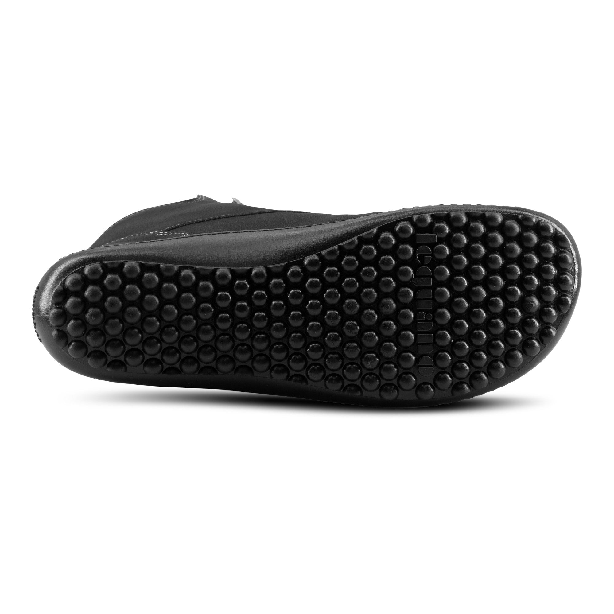 Leguano Icebare Black Warme Barfußschuhe – Unteransicht. Diese winterlichen Barfußschuhe bieten dank ihrer speziellen Sohle hervorragenden Grip und Stabilität auf rutschigen Oberflächen. Die isolierende Innenschicht hält Ihre Füße angenehm warm, während das atmungsaktive Material für ein angenehmes Fußklima sorgt. Jetzt im Onlineshop für Barfußschuhe erhältlich.