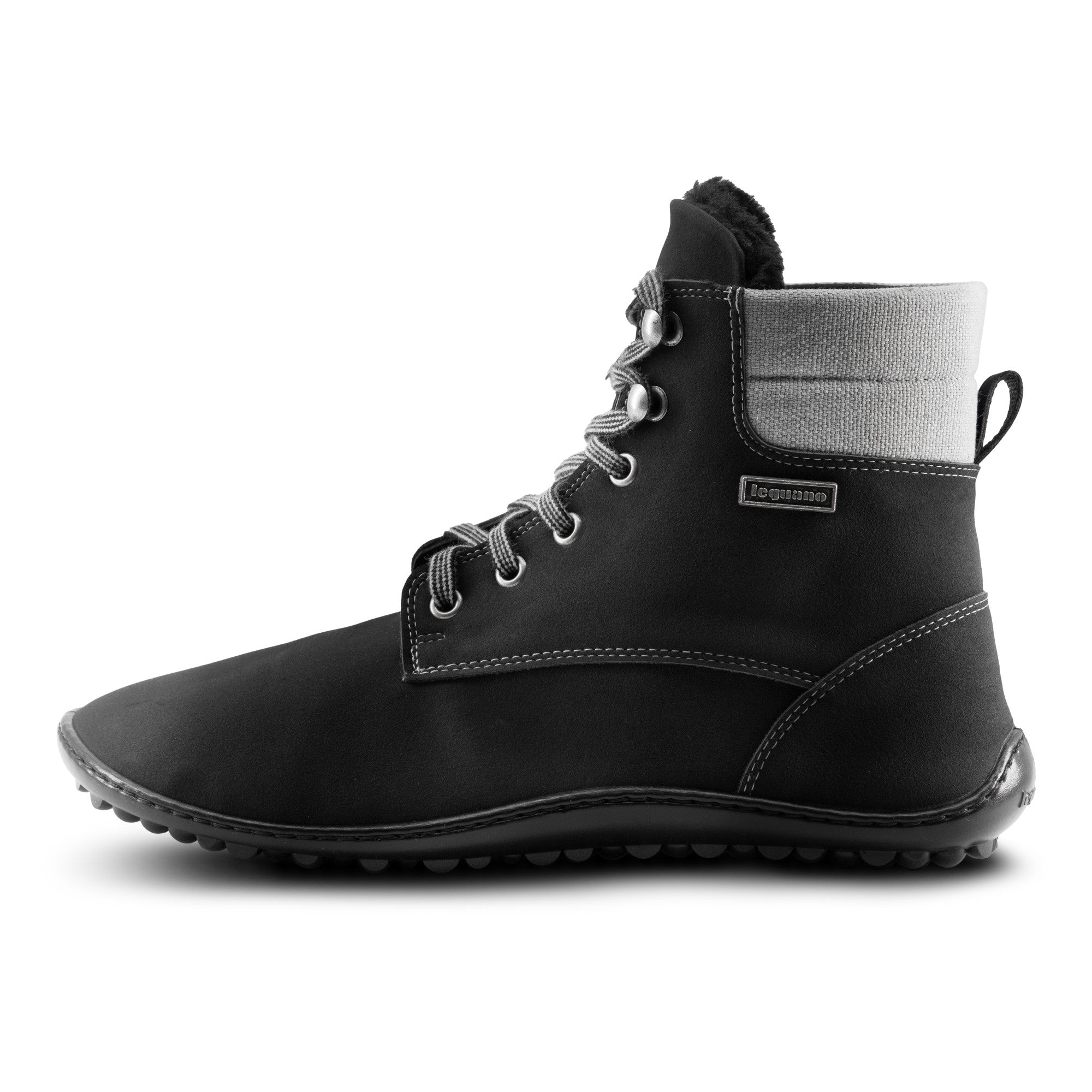 Leguano Icebare Black Warme Barfußschuhe – linke Seitenansicht. Diese Winterschuhe kombinieren Stil und Funktionalität, um Ihren Füßen an kalten Tagen Komfort zu bieten. Mit einer warmen Innenausstattung und rutschfester Sohle sind sie ideal für winterliche Aktivitäten. Sie fördern die natürliche Fußbewegung und sorgen für ein angenehmes Tragegefühl. Jetzt im Onlineshop für Barfußschuhe erhältlich.
