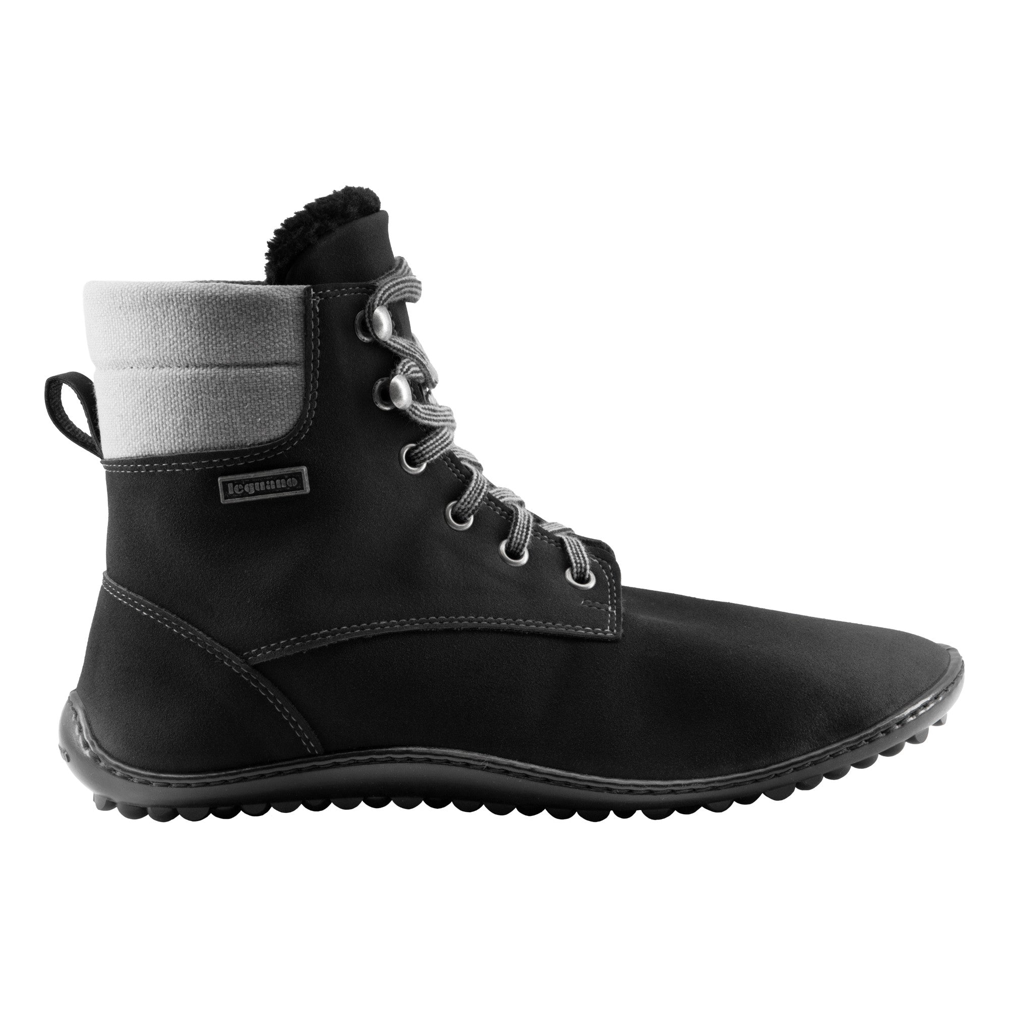 Leguano Icebare Black Warme Barfußschuhe – rechte Seitenansicht. Diese Winterschuhe bieten nicht nur einen modischen Look, sondern auch hervorragende Funktionalität. Mit ihrer rutschfesten Sohle und der warmen Innenausstattung sind sie perfekt für kalte Tage geeignet. Sie ermöglichen eine natürliche Fußbewegung und höchsten Komfort. Jetzt im Onlineshop für Barfußschuhe erhältlich.