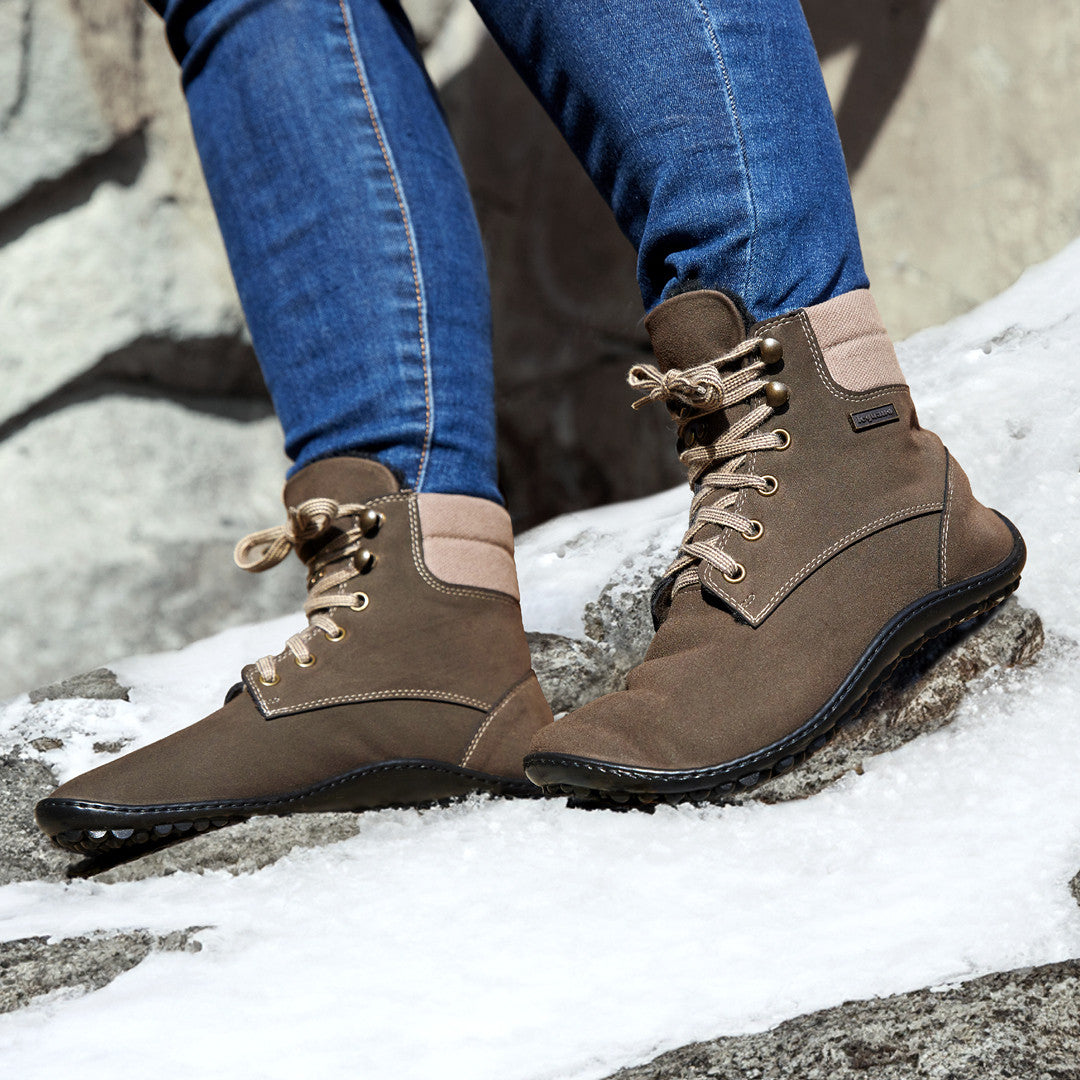 Leguano Icebare Brown Warme Barfußschuhe – Lebensstilansicht. Diese Winterschuhe kombinieren stilvolles Design mit optimaler Wärme für kalte Tage. Die flexible Sohle ermöglicht eine natürliche Fußbewegung, während das warme Innenfutter für Komfort sorgt. Jetzt im Onlineshop für Barfußschuhe erhältlich.