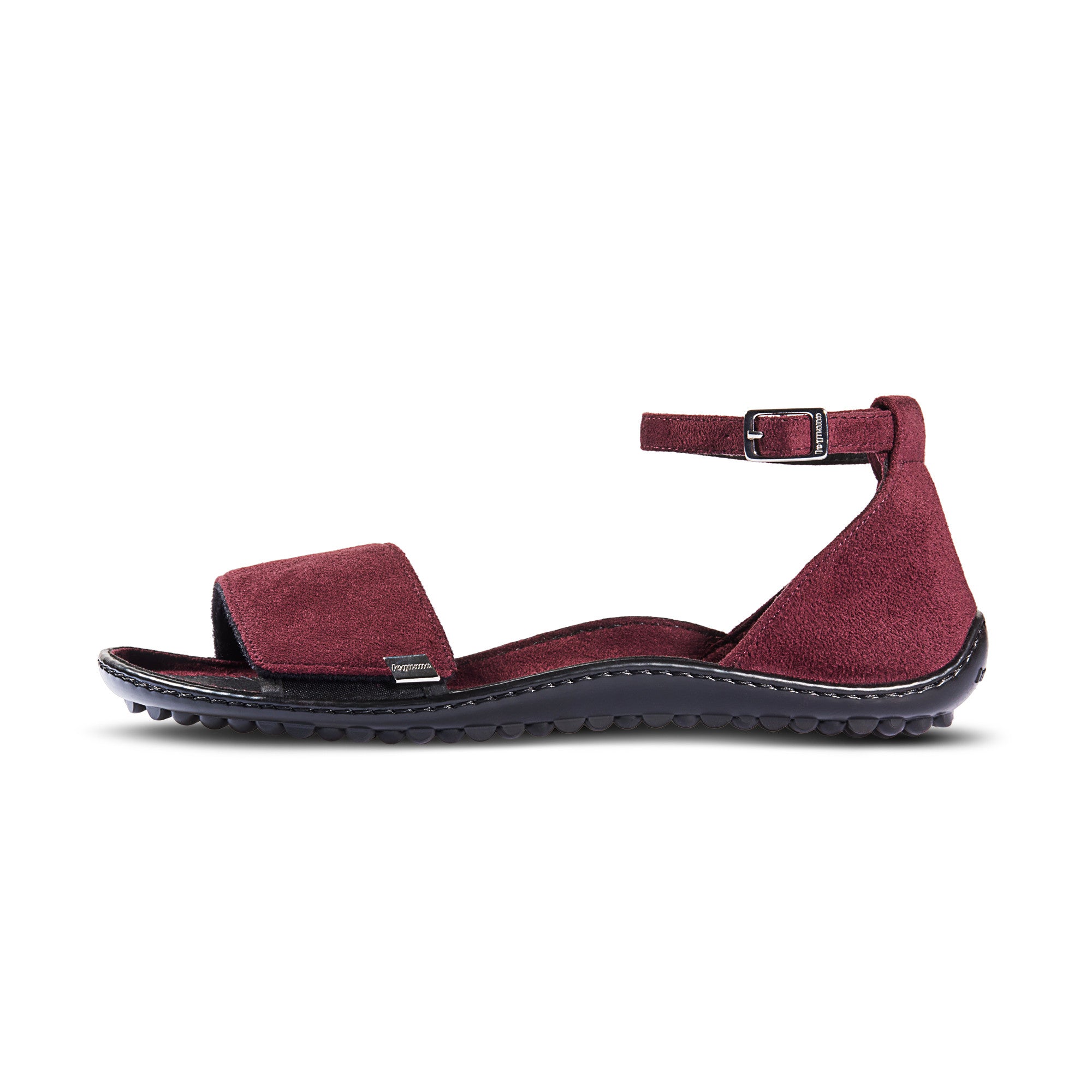 Leguano Jara Bordeaux Barfußschuhe Sandalen Damen – Linke Seitenansicht: Die Leguano Jara in Bordeaux bietet barfußnahes Gehen mit stylischem Design und luftiger Leichtigkeit für warme Tage. Jetzt im Onlineshop für Barfußschuhe erhältlich.