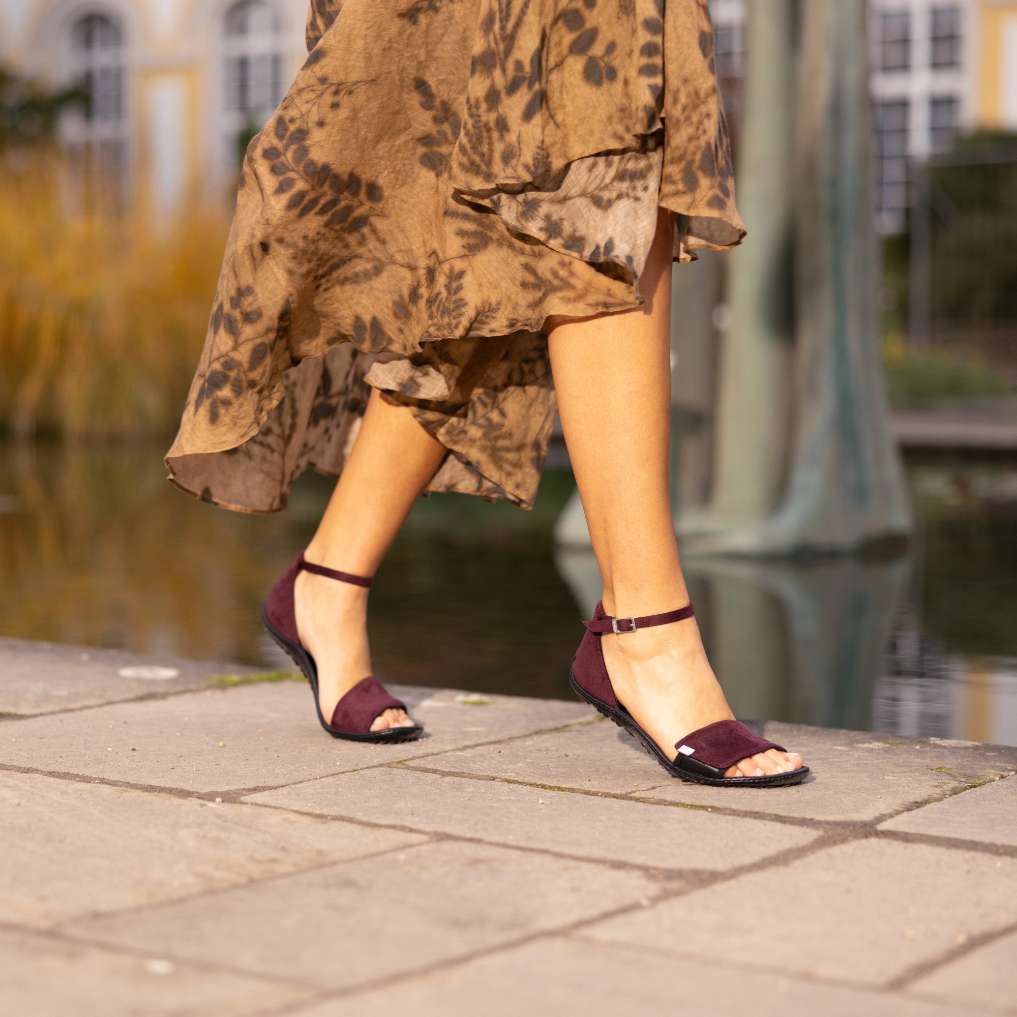 Leguano Jara Bordeaux Barfußschuhe Sandalen Damen – Lifestyle-Bild. Diese eleganten Sandalen bieten nicht nur Komfort, sondern auch einen modischen Akzent für dein Outfit. Jetzt im Onlineshop für Barfußschuhe erhältlich.