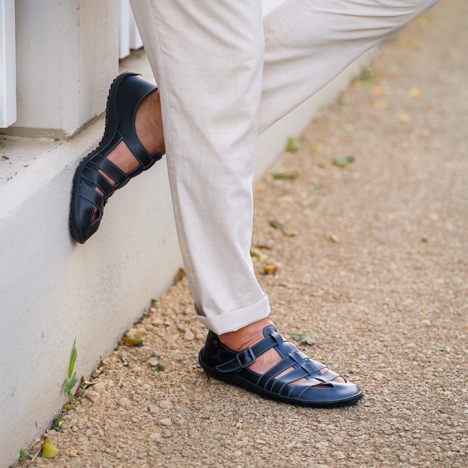 Leguano Jaro Black Barfußschuhe Herren Sandalen – Diese Sandalen kombinieren stilvolles Design mit hohem Komfort, ideal für einen aktiven Lebensstil. Sie werden von einer Person getragen und bieten optimale Unterstützung. Jetzt im Onlineshop für Barfußschuhe erhältlich.