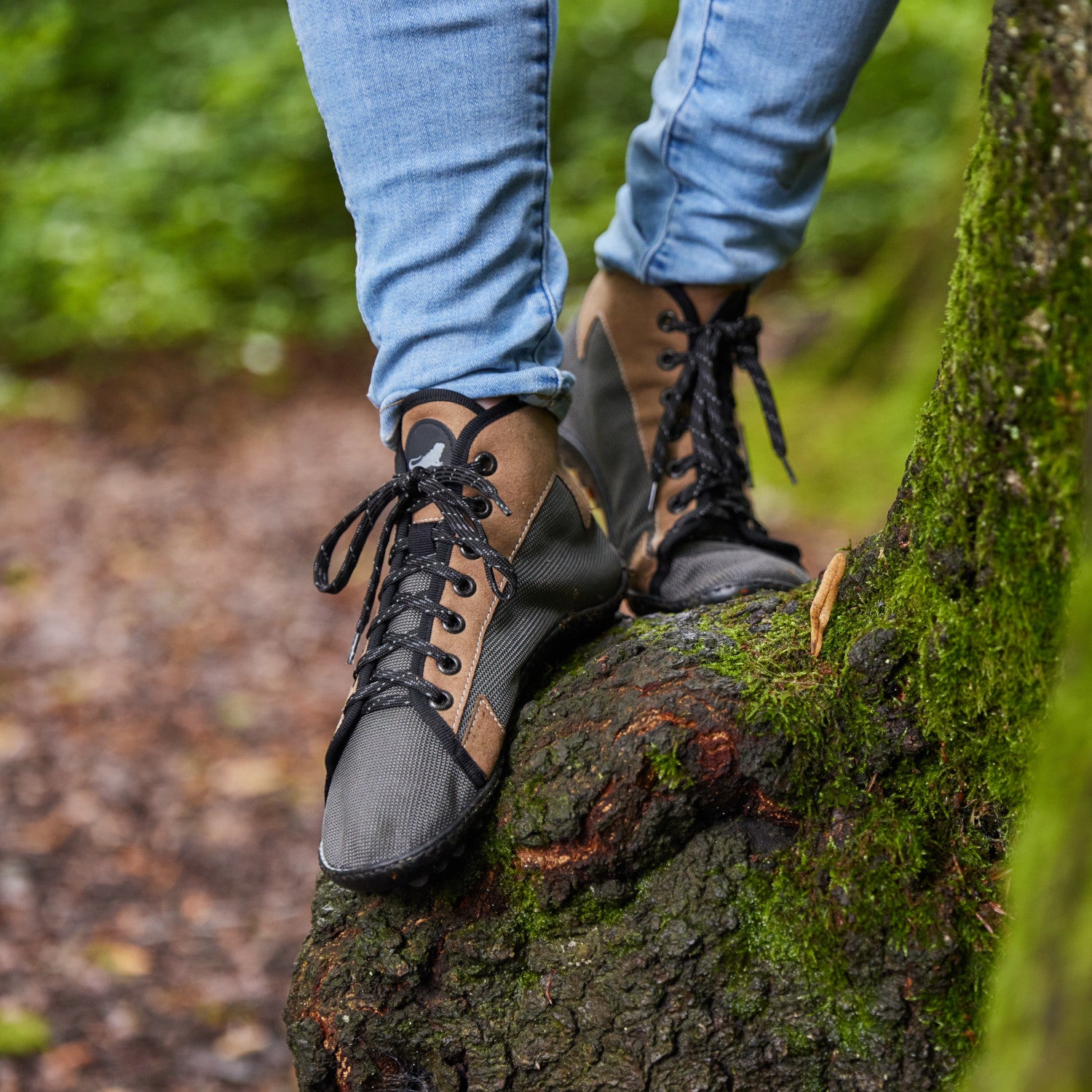 Leguano Jaspar Forester wasserfeste Herbst-Barfußschuhe in Aktion, ideal für vielseitige Outdoor-Abenteuer. Jetzt erhältlich im Onlineshop für Barfußschuhe
