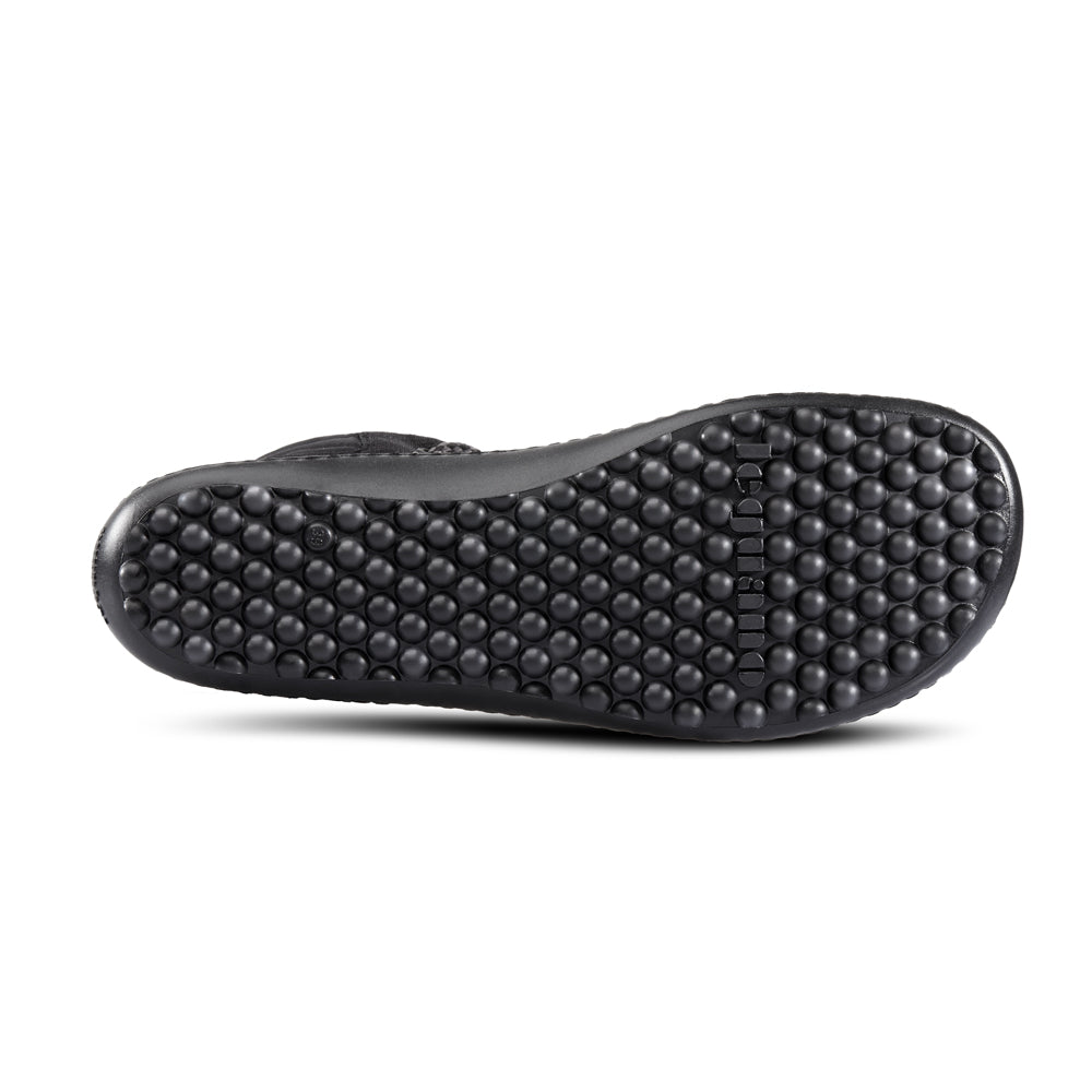 Leguano Kosmo schwarze Barfuß-Winterschuhe, Sohlenansicht der isolierten Winterstiefel für besten Grip und Stabilität. Jetzt erhältlich im Onlineshop für Barfußschuhe