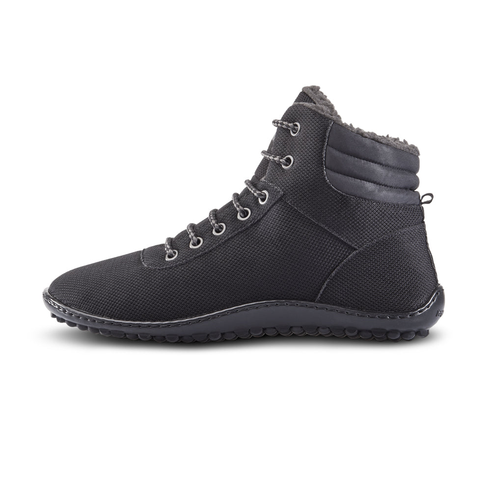 Leguano Kosmo schwarze Barfuß-Winterschuhe, linke Seitenansicht der stilvollen und warmen Winterstiefel für kalte Tage. Jetzt erhältlich im Onlineshop für Barfußschuhe