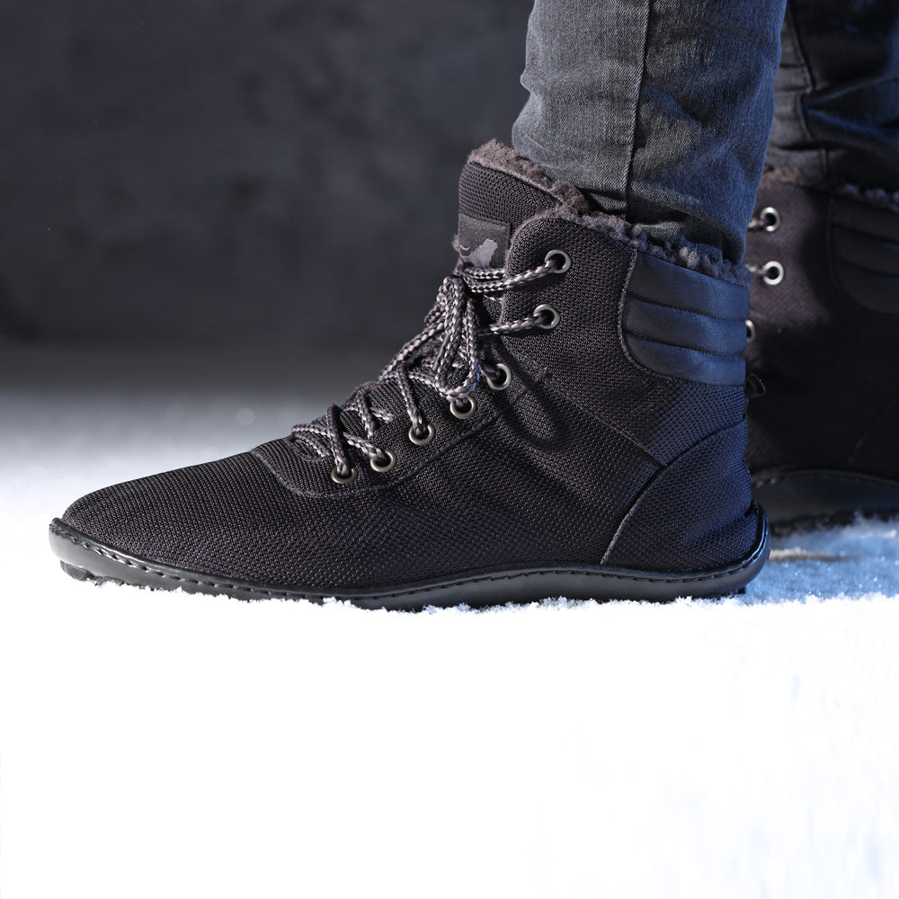 Leguano Kosmo schwarze Barfuß-Winterschuhe in Aktion, ideal für Komfort und Wärme an kalten Tagen. Jetzt erhältlich im Onlineshop für Barfußschuhe
