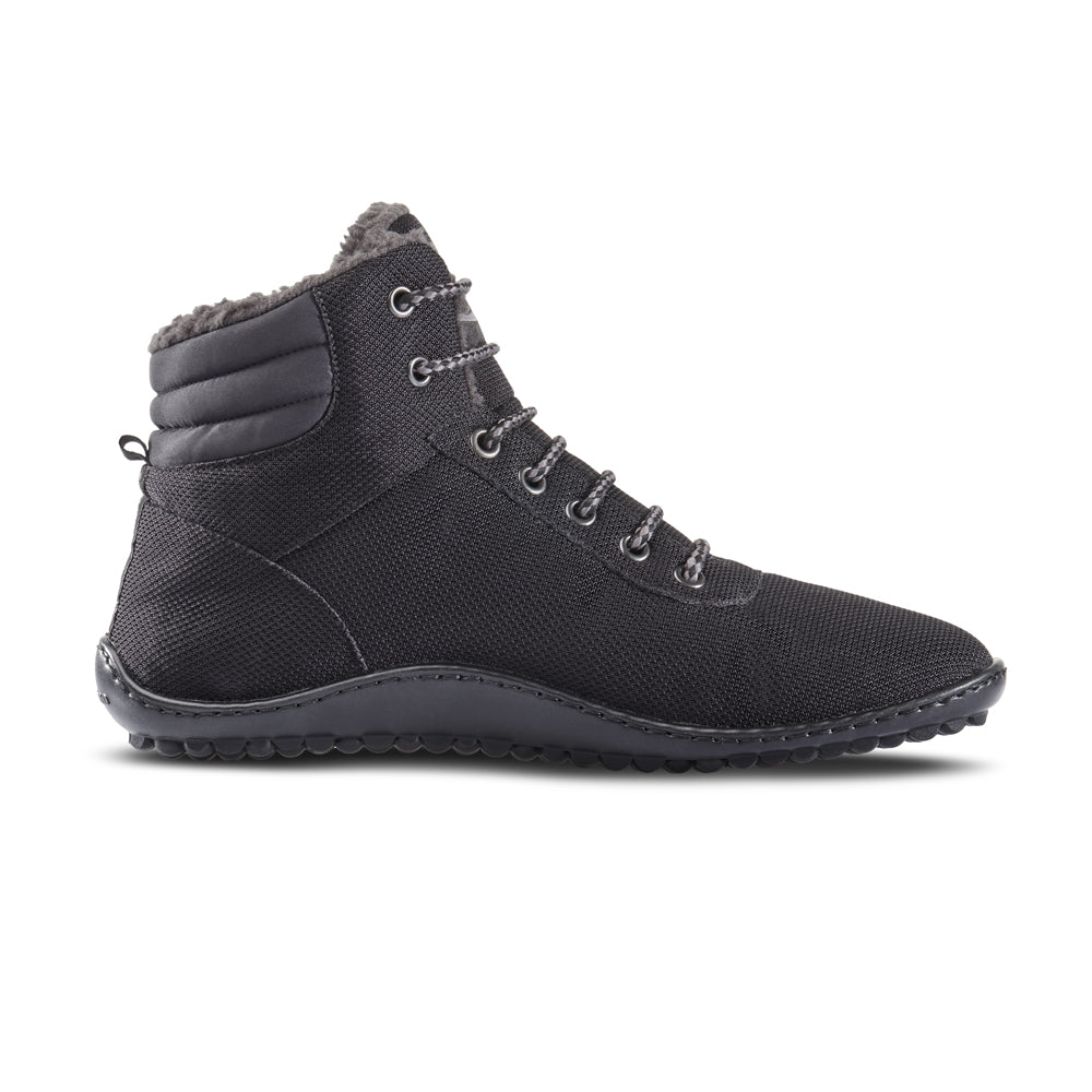 Leguano Kosmo schwarze Barfuß-Winterschuhe, rechte Seitenansicht der isolierten Winterstiefel für Komfort und Halt an kalten Tagen. Jetzt erhältlich im Onlineshop für Barfußschuhe